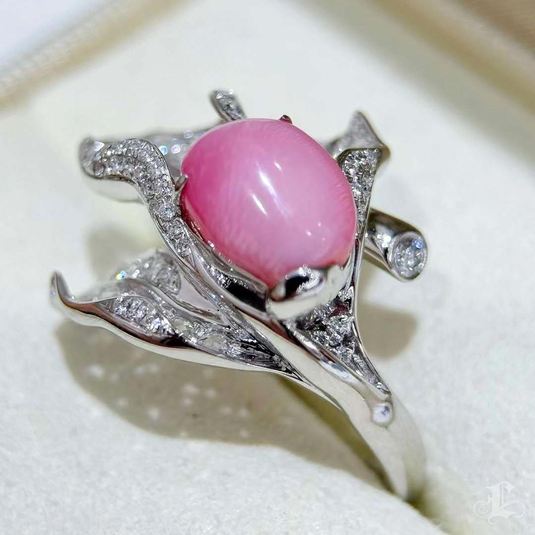 【Conchéa】Empress Flame Vines Conch Pearl & Diamond Ring — 4.42ct In New Condition For Sale In New York, NY