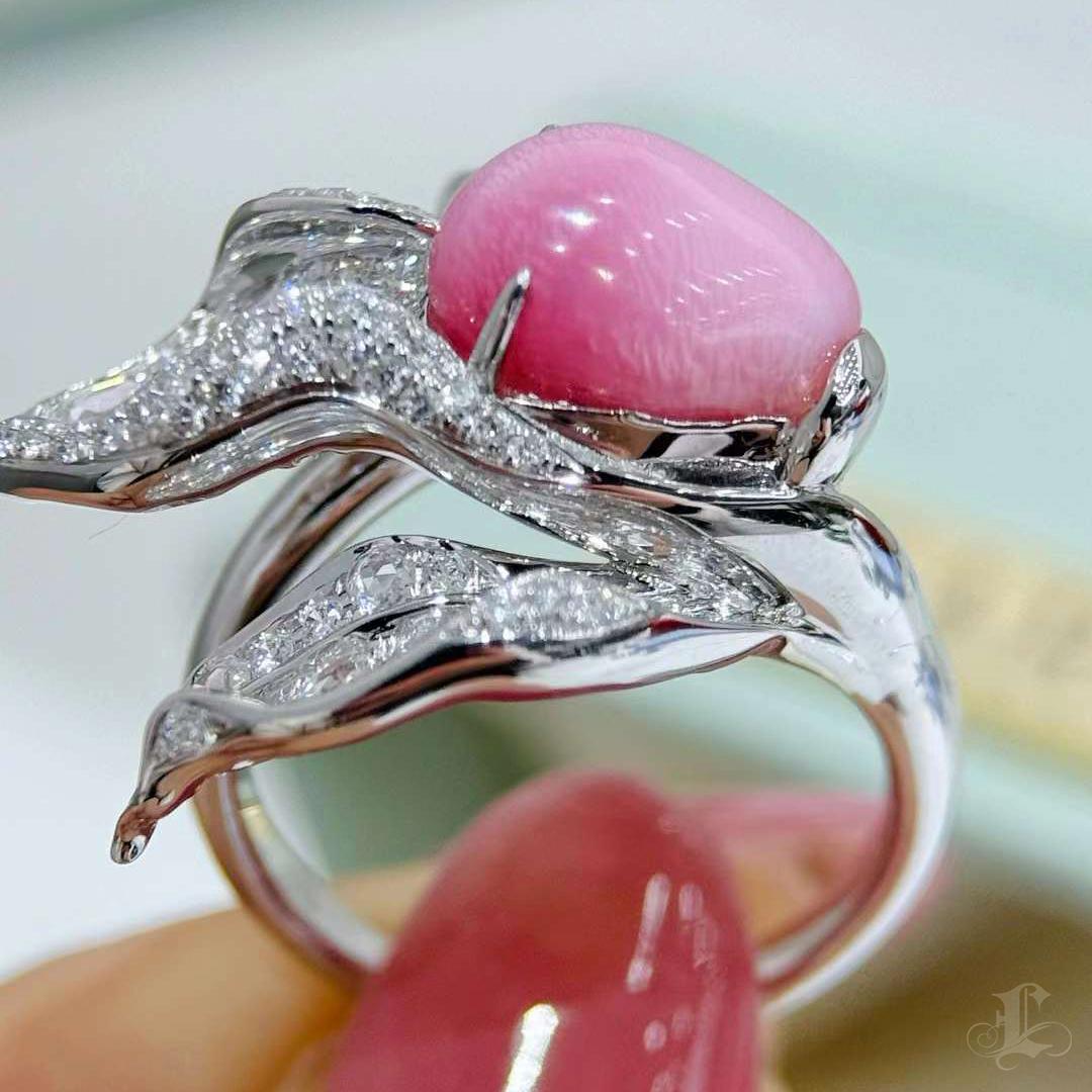 【Conchéa】Empress Flame Vines Conch Pearl & Diamond Ring — 4.42ct For Sale 4