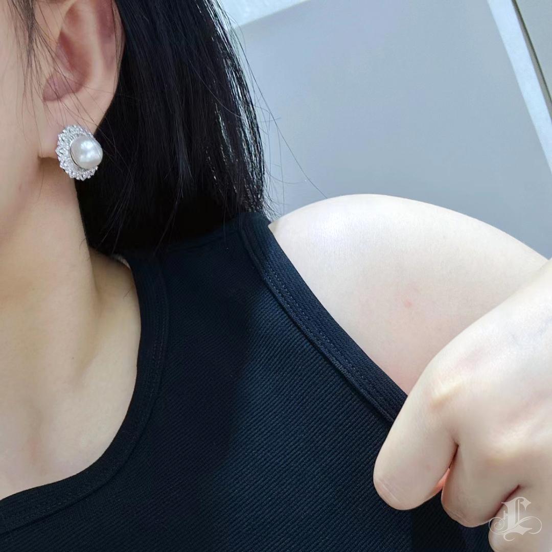 Uncut 【Crown Radiance】Radiant Bloom Aurora South Sea Pearl Diamond Evening Earrings For Sale