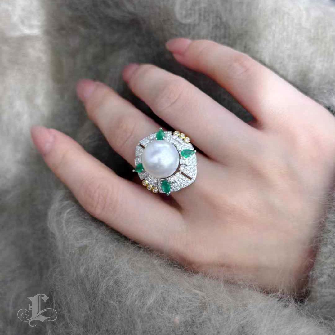 Grezzo Anello da cocktail con smeraldo e perla Aurora dei mari del Sud in vendita
