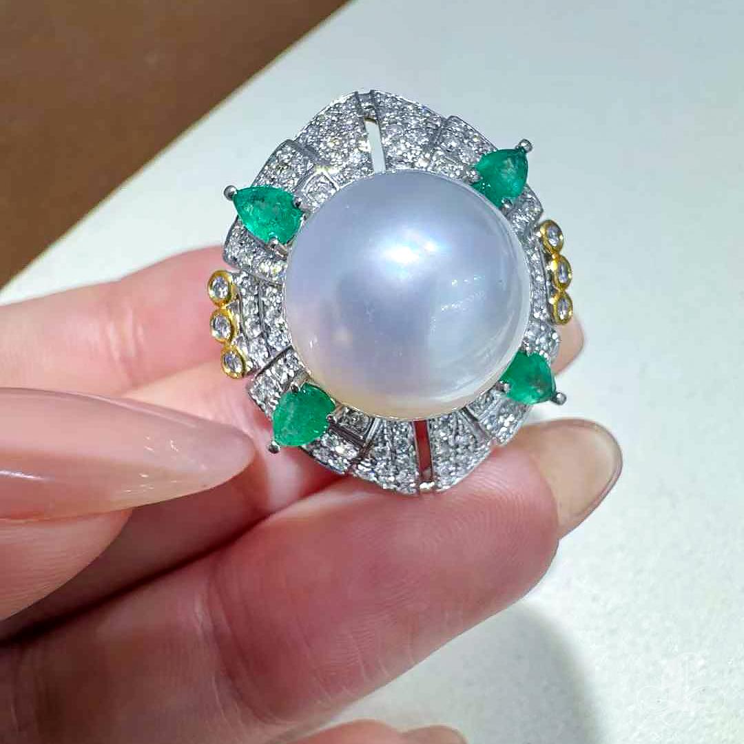 Anello da cocktail con smeraldo e perla Aurora dei mari del Sud In condizioni Nuovo in vendita a New York, NY