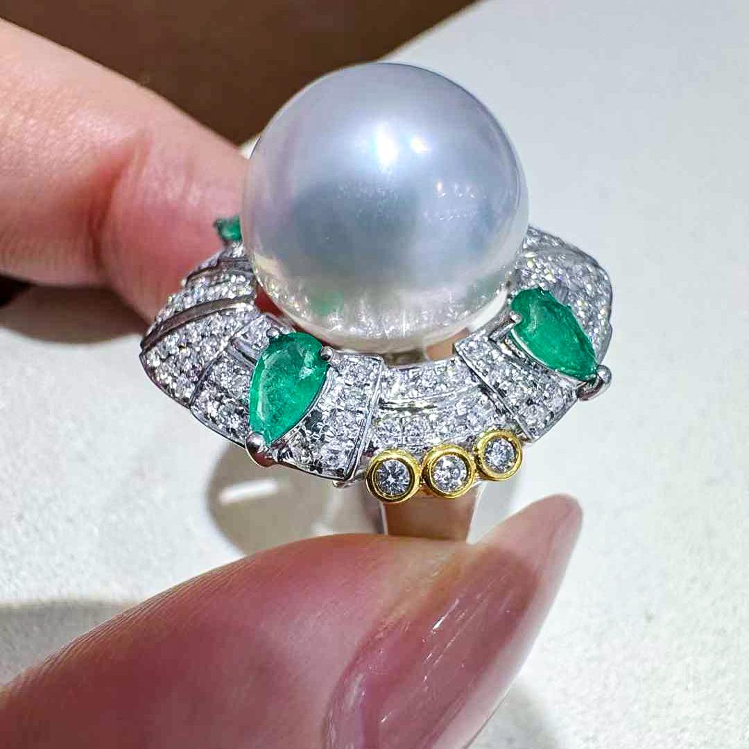 Donna Anello da cocktail con smeraldo e perla Aurora dei mari del Sud in vendita