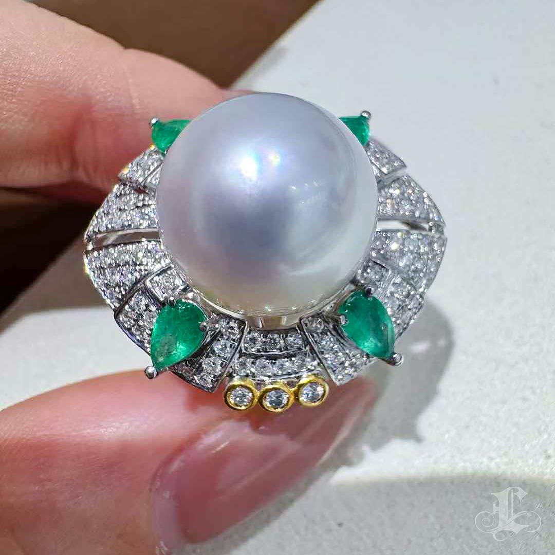 Anello da cocktail con smeraldo e perla Aurora dei mari del Sud in vendita 1