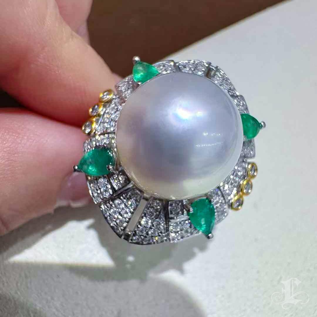 Anello da cocktail con smeraldo e perla Aurora dei mari del Sud in vendita 2