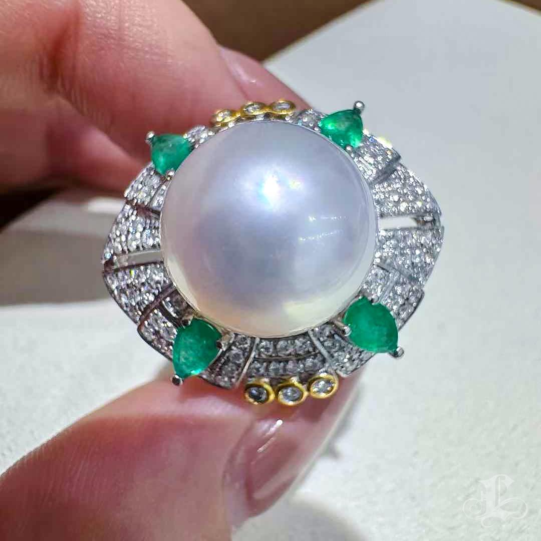Anello da cocktail con smeraldo e perla Aurora dei mari del Sud in vendita 3