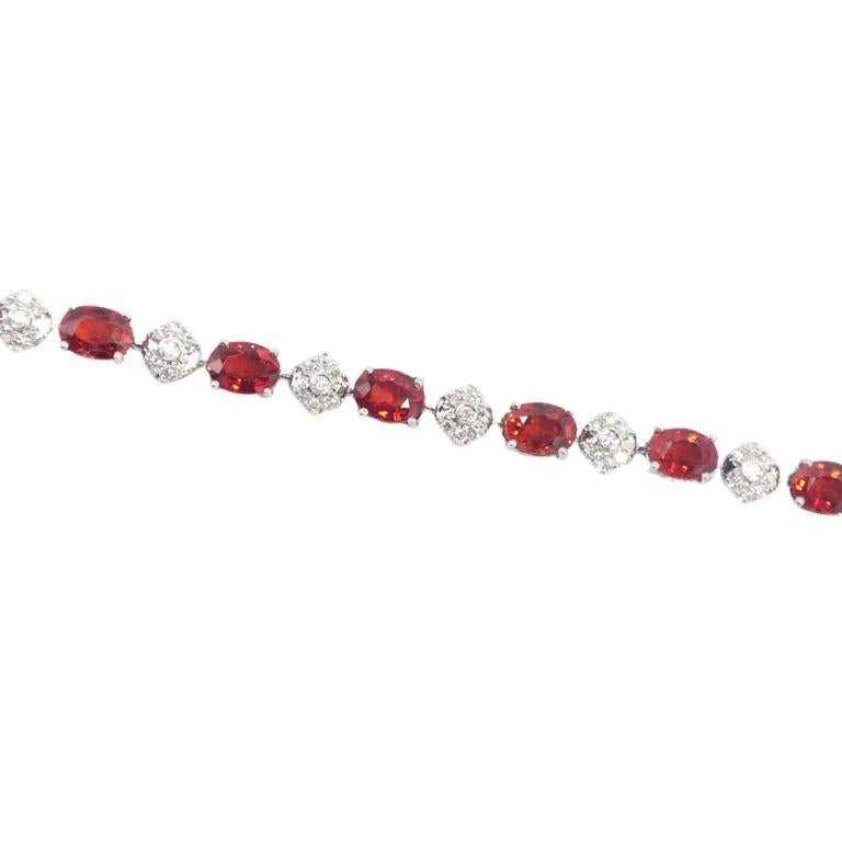 Questo squisito bracciale in oro bianco 18 carati con diamanti e zaffiri arancioni irradia una raffinatezza senza tempo con un tocco moderno. Realizzato a mano con maestria, 

presenta un'incredibile serie di vividi zaffiri arancioni rossastri