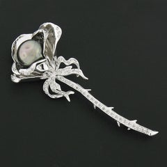Broche fleur détaillée en or blanc 18 carats avec perles de Tahiti de 12,4 mm et diamants pavés