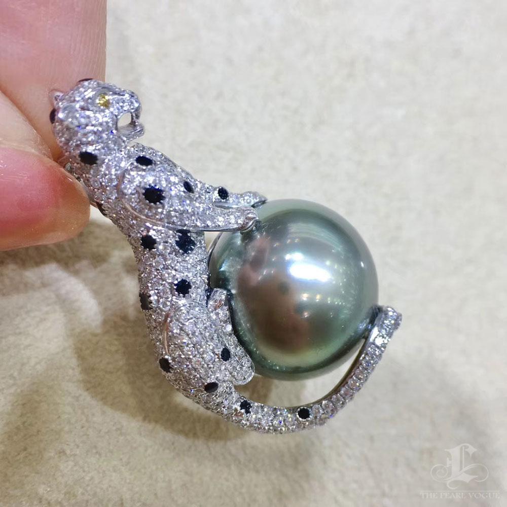 【Crown Radiance】Leopard Diamond Aurora Tahitian Pearl Statement Pendant In New Condition For Sale In New York, NY