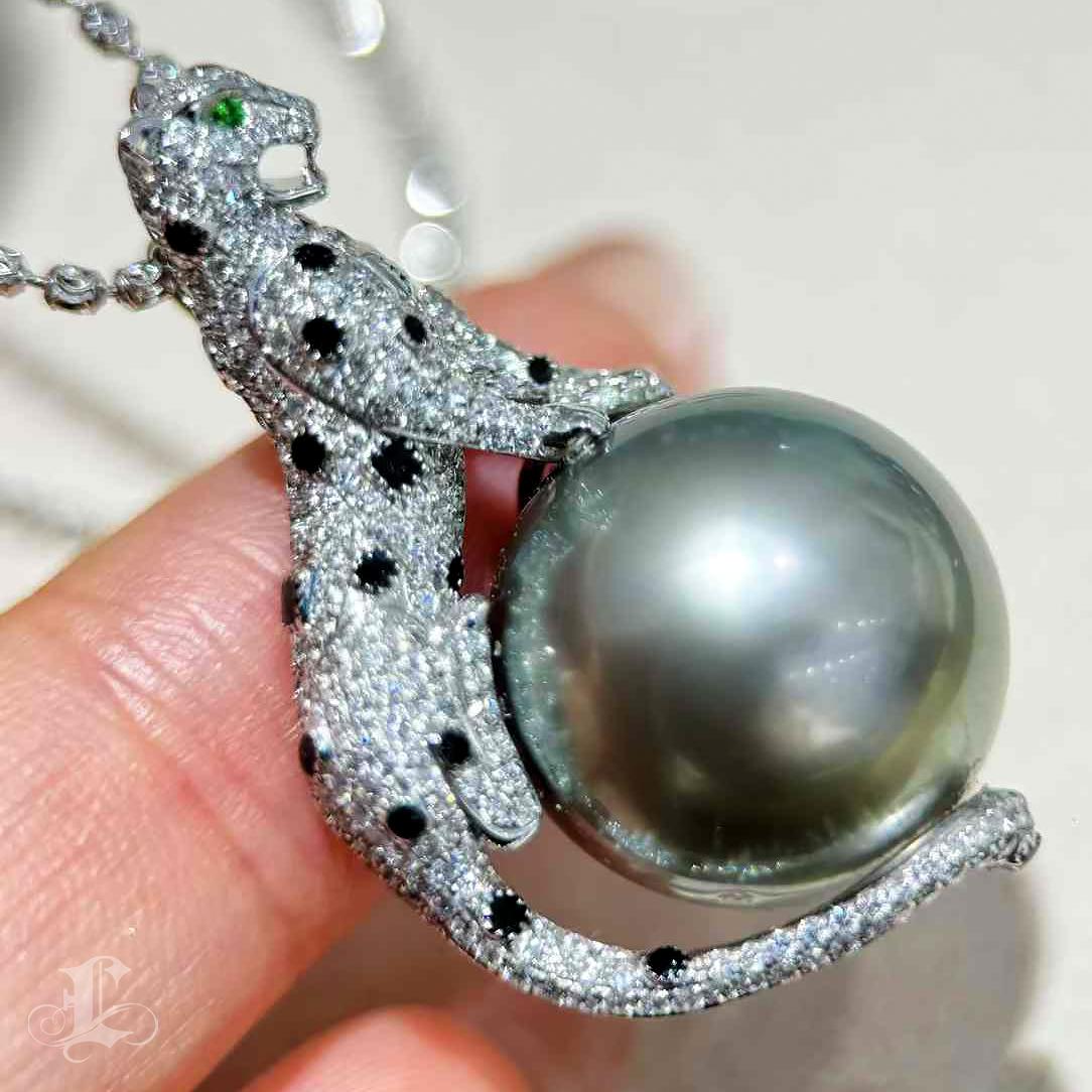 【Crown Radiance】Leopard Diamond Aurora Tahitian Pearl Statement Pendant For Sale 3