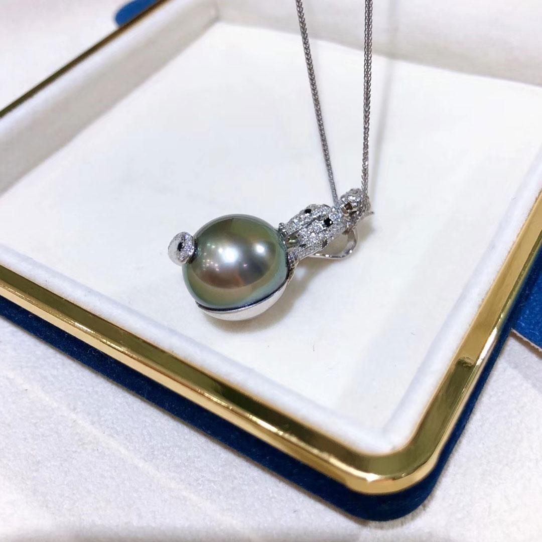 【Crown Radiance】Leopard Diamond Aurora Tahitian Pearl Statement Pendant For Sale 4