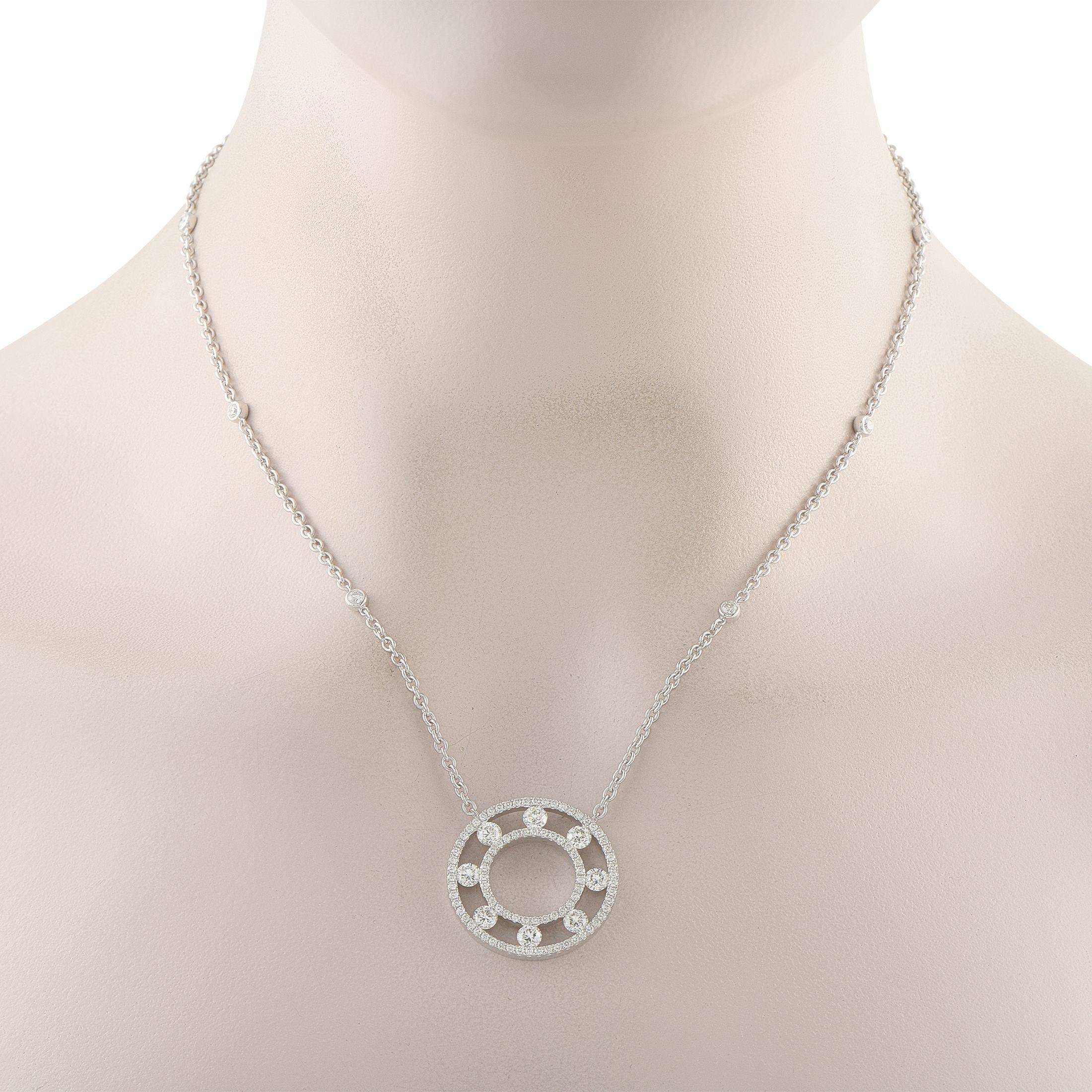 Uno splendido ciondolo circolare funge da punto focale di questa elegante collana. Chic e incredibilmente elegante, i diamanti con un peso totale di 1,25 carati gli permettono di prendere vita ogni volta che viene illuminato. Il ciondolo misura 1,05