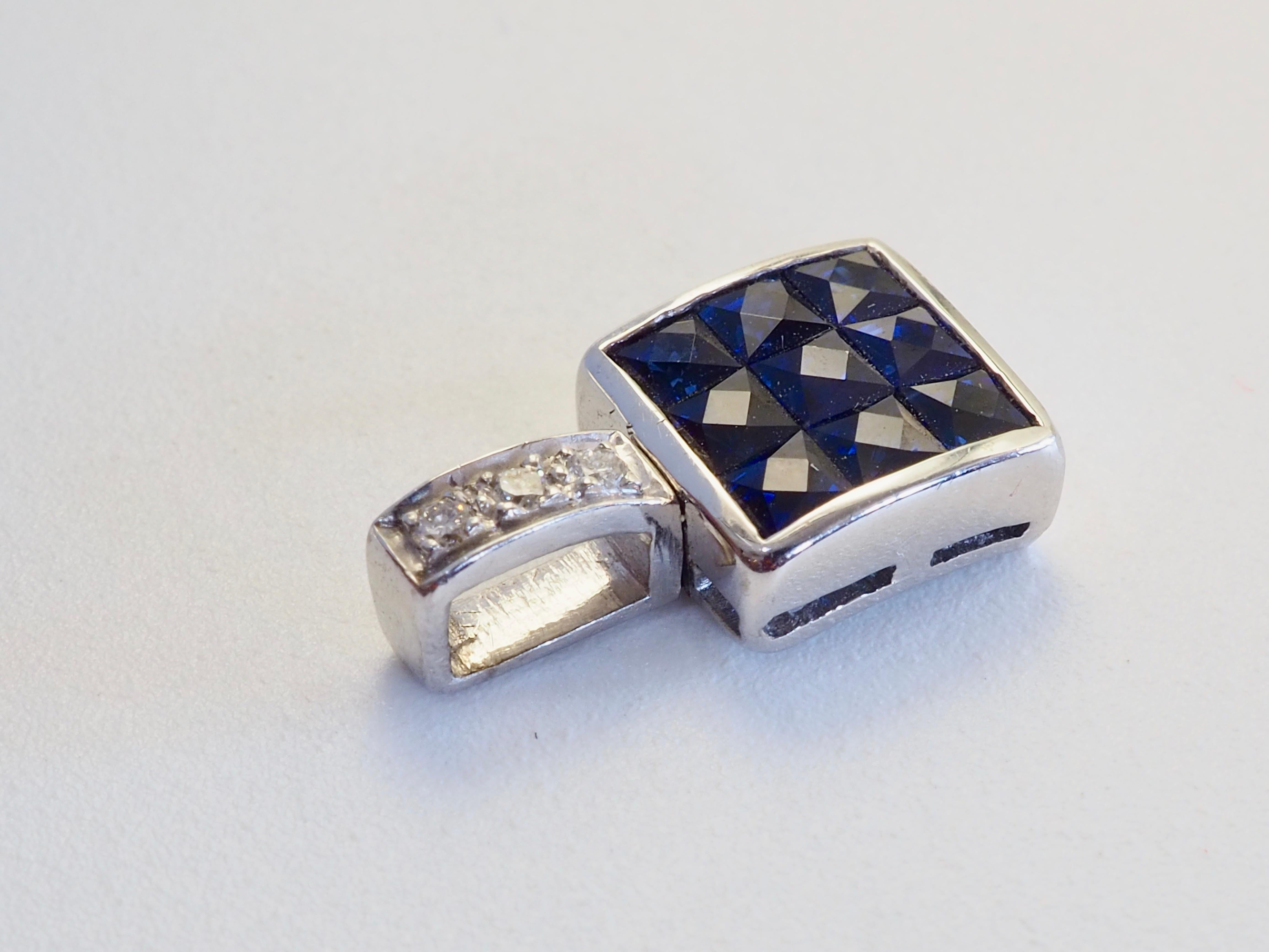 Pendentif invisible en or blanc 18 carats 1,25 saphir bleu quadrillé et 0,03 diamant Excellent état - En vente à เกาะสมุย, TH