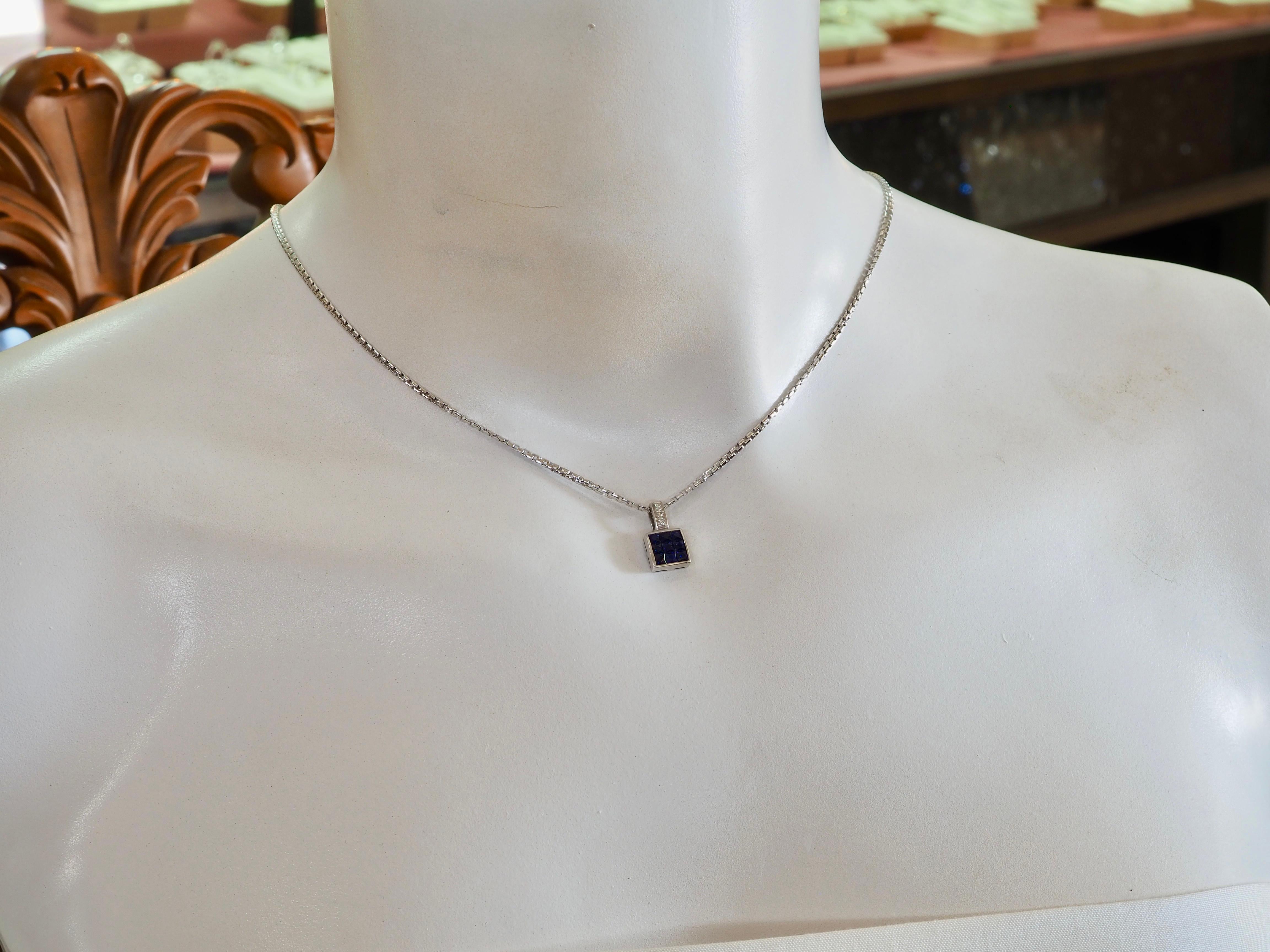 Pendentif invisible en or blanc 18 carats 1,25 saphir bleu quadrillé et 0,03 diamant en vente 2