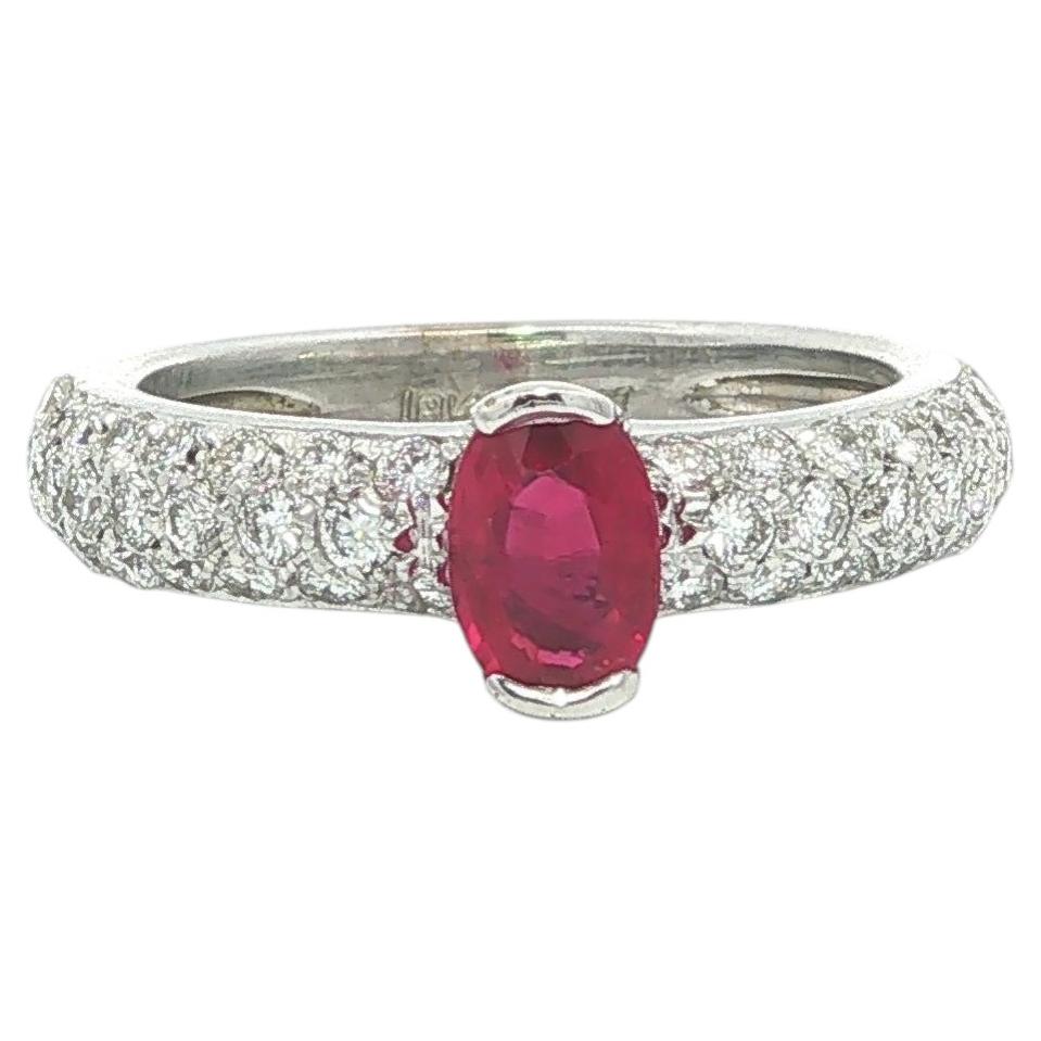 Anello in oro bianco 18 carati con rubino rosso brillante ovale da 1,25 carati totali incastonato a mezza castone e fascia con pavé di diamanti