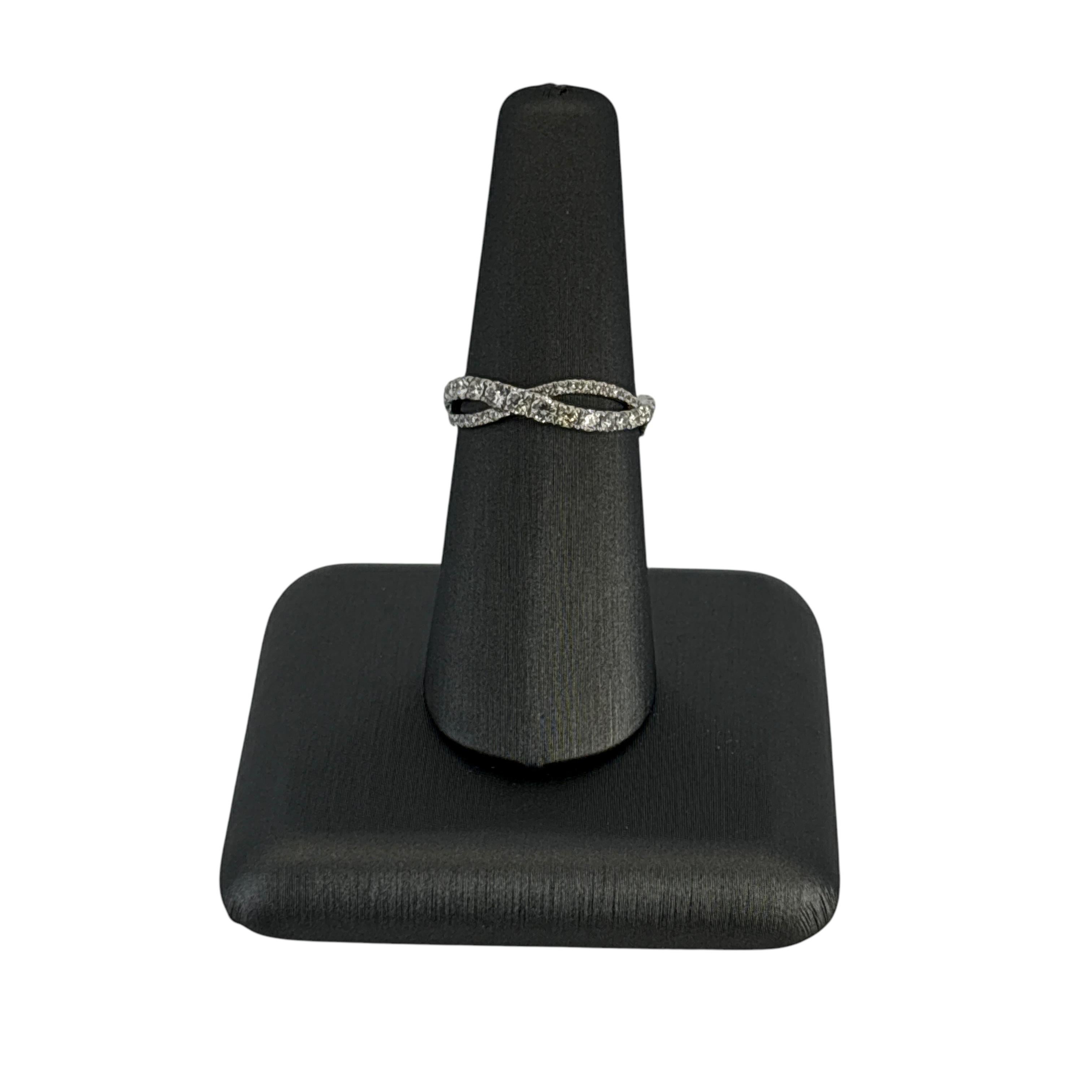 Bague en or blanc 18k avec diamant torsadé de 1,25ctw en vente 4