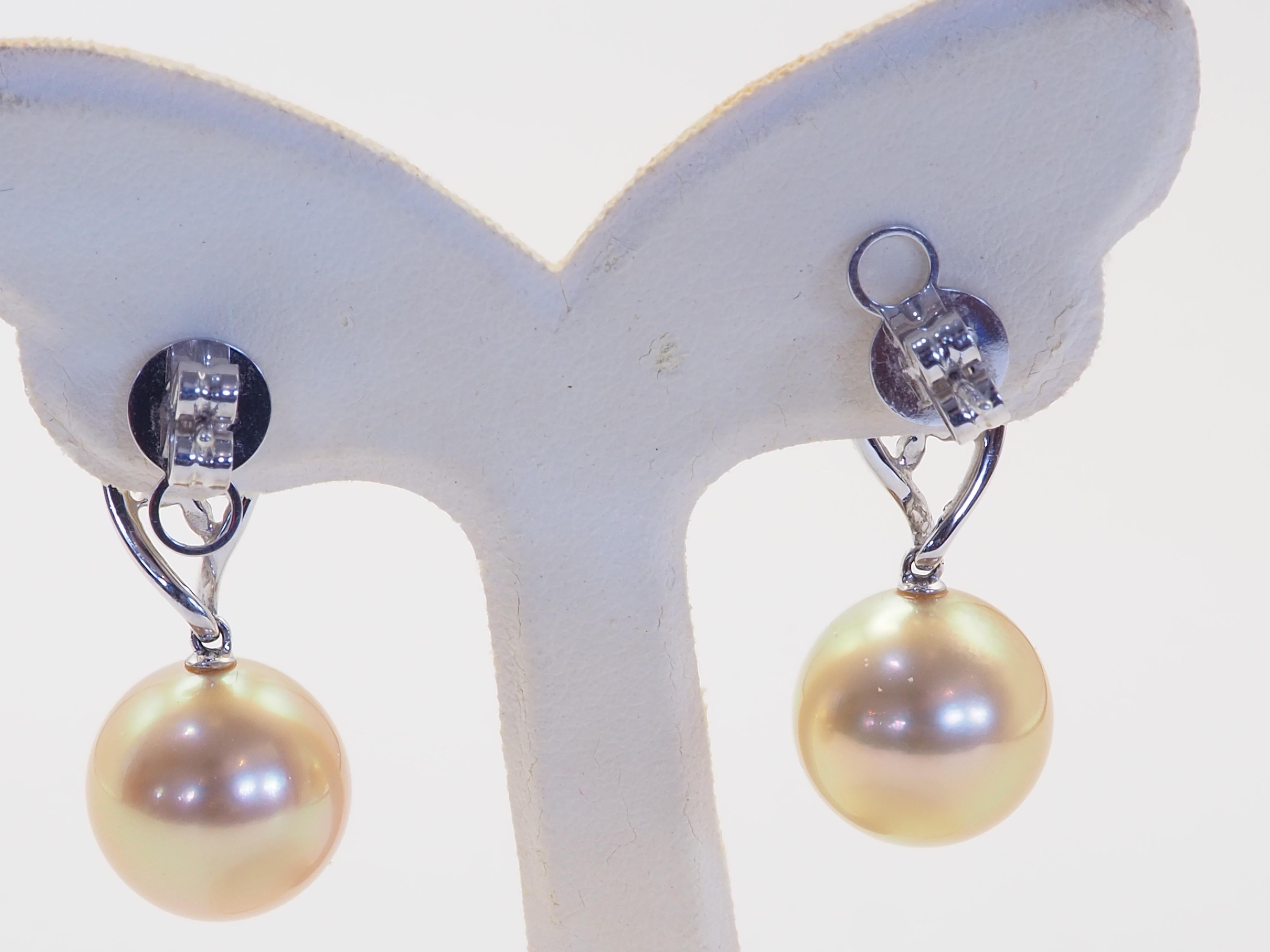 Perlina Orecchini pendenti in oro bianco 18 carati con perle dorate dei mari del sud da 12,5 mm e diamanti da 0,69 carati in vendita