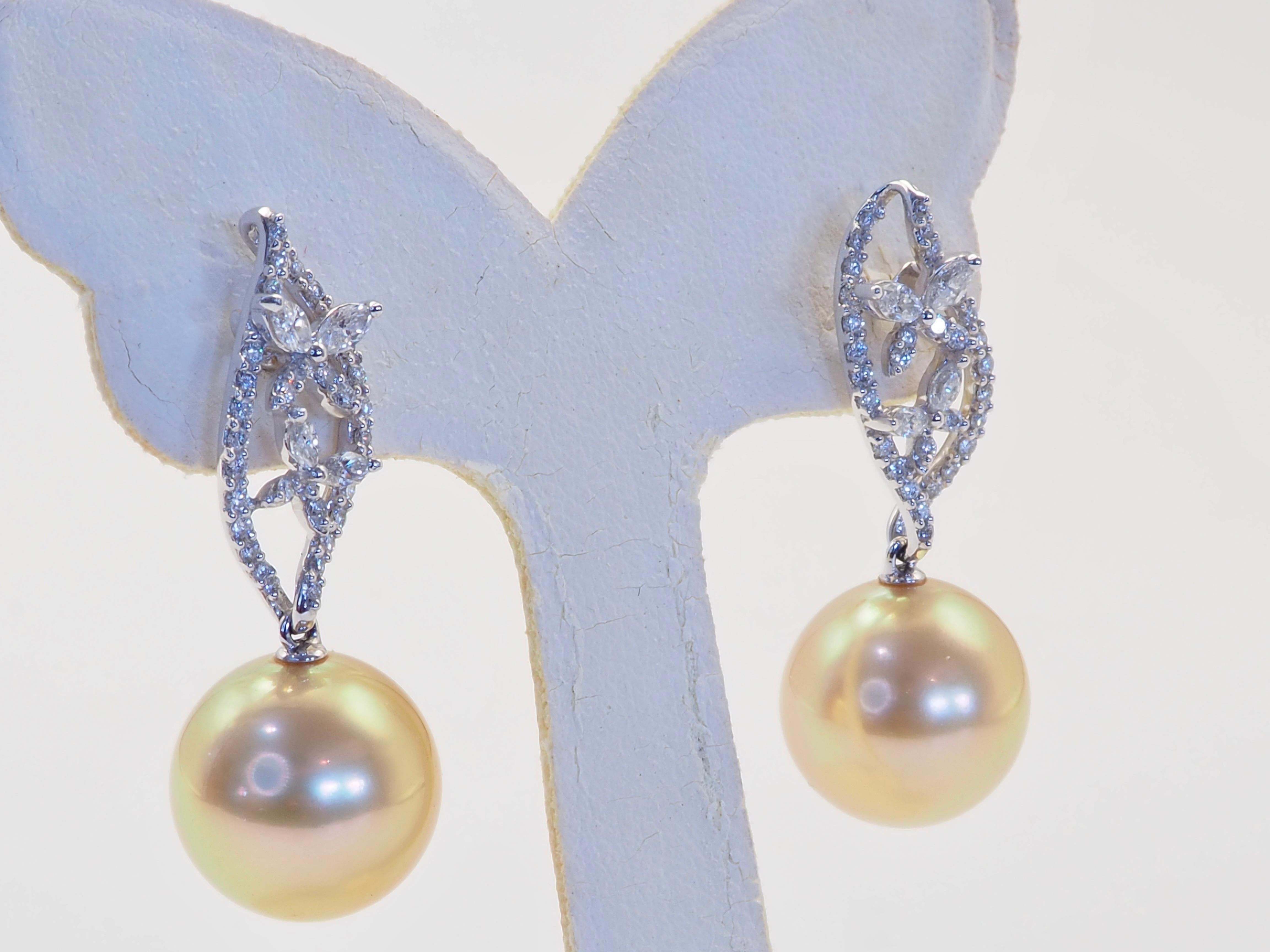 Orecchini pendenti in oro bianco 18 carati con perle dorate dei mari del sud da 12,5 mm e diamanti da 0,69 carati In condizioni Nuovo in vendita a เกาะสมุย, TH