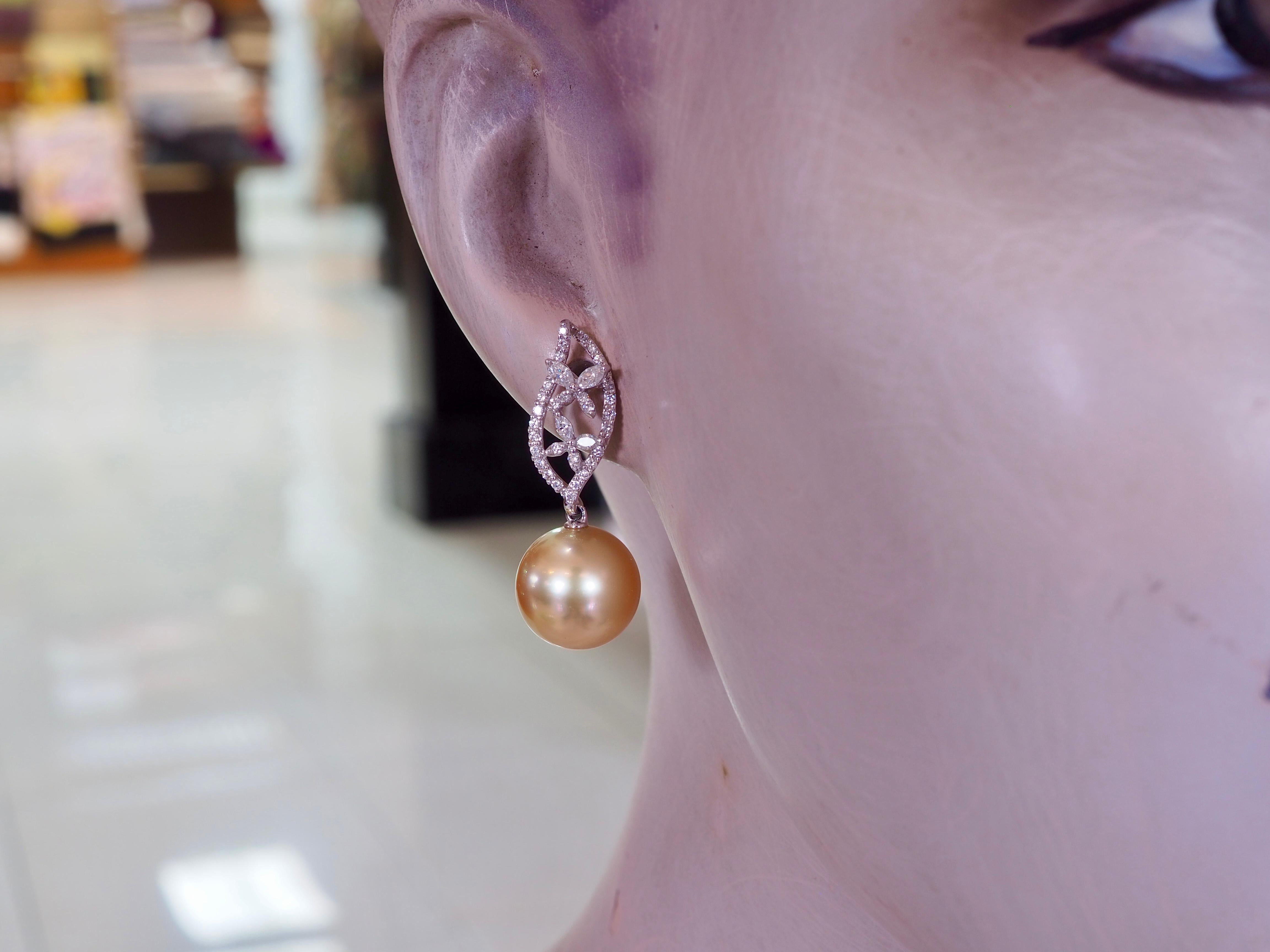 Orecchini pendenti in oro bianco 18 carati con perle dorate dei mari del sud da 12,5 mm e diamanti da 0,69 carati in vendita 2