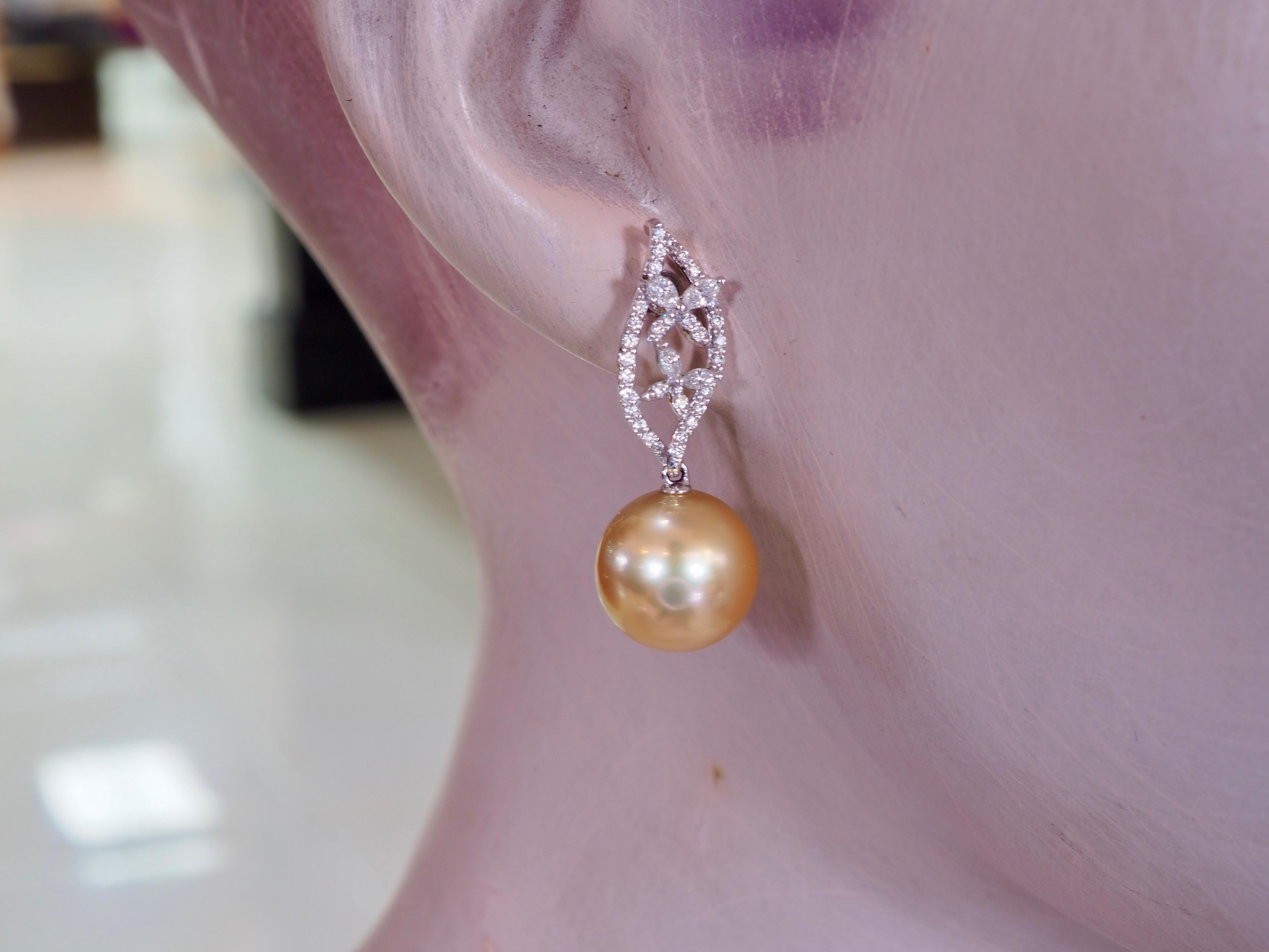 Orecchini pendenti in oro bianco 18 carati con perle dorate dei mari del sud da 12,5 mm e diamanti da 0,69 carati in vendita 3