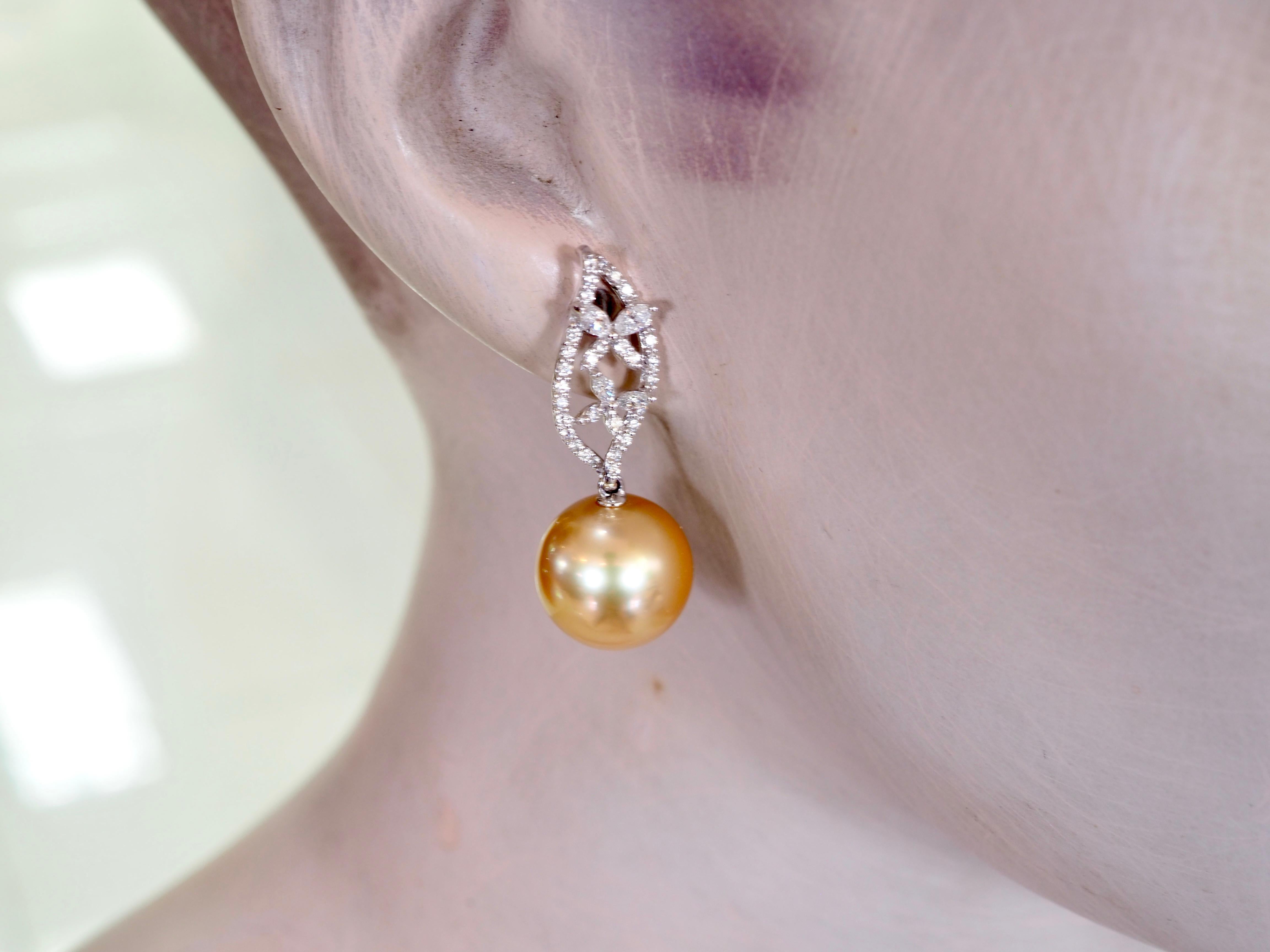 Orecchini pendenti in oro bianco 18 carati con perle dorate dei mari del sud da 12,5 mm e diamanti da 0,69 carati in vendita 4