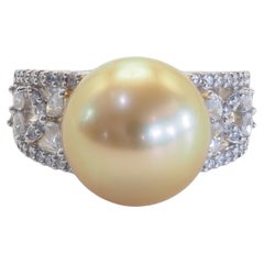 Anillo de Cóctel de Oro Blanco de 18k con Perla Dorada del Mar del Sur de 12,75 mm y Diamante de 0,70 ct