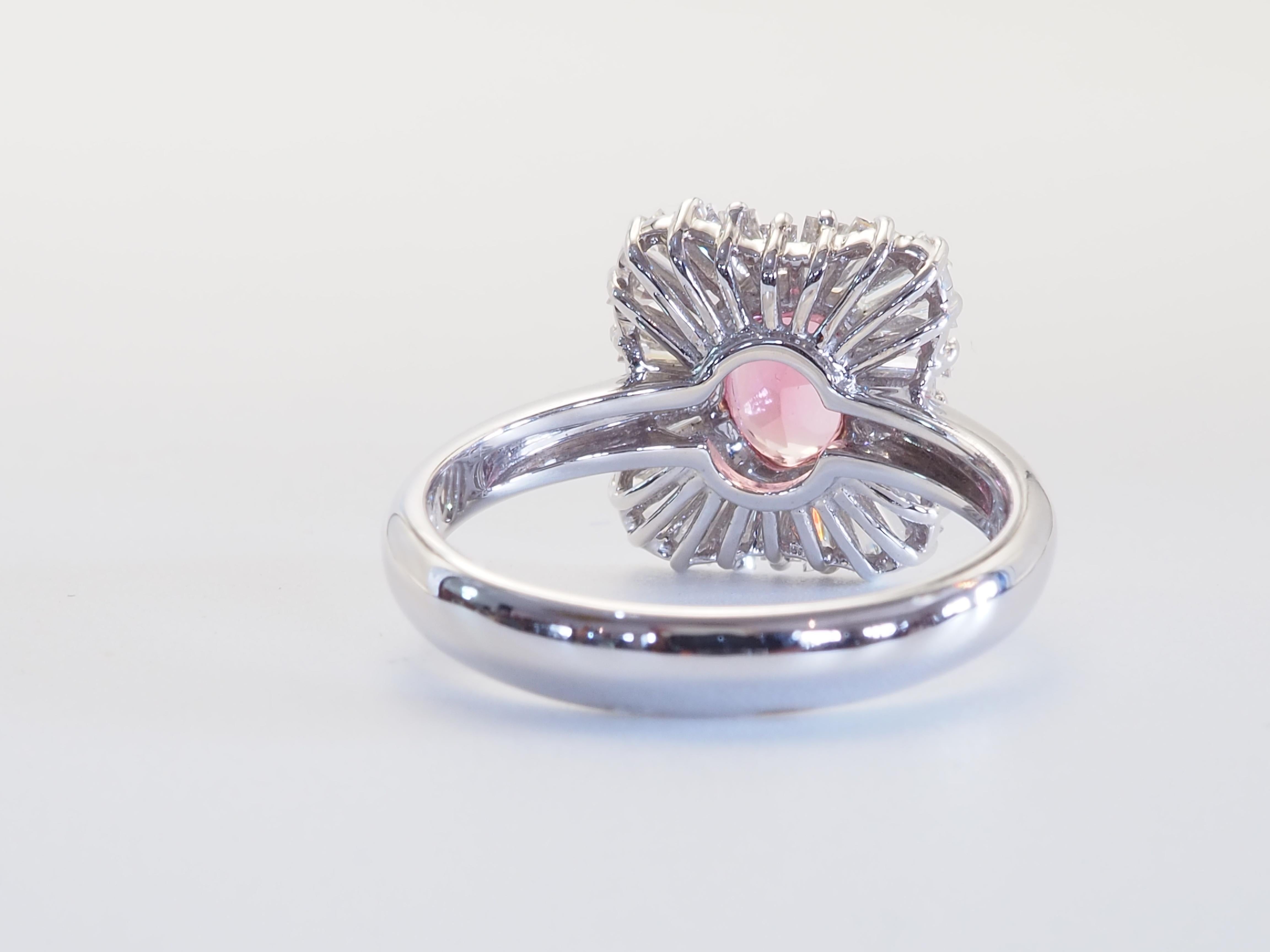 Taglio ovale Anello fine in oro bianco 18 carati con tormalina rosa da 1,27 carati e diamante da 0,88 carati in vendita