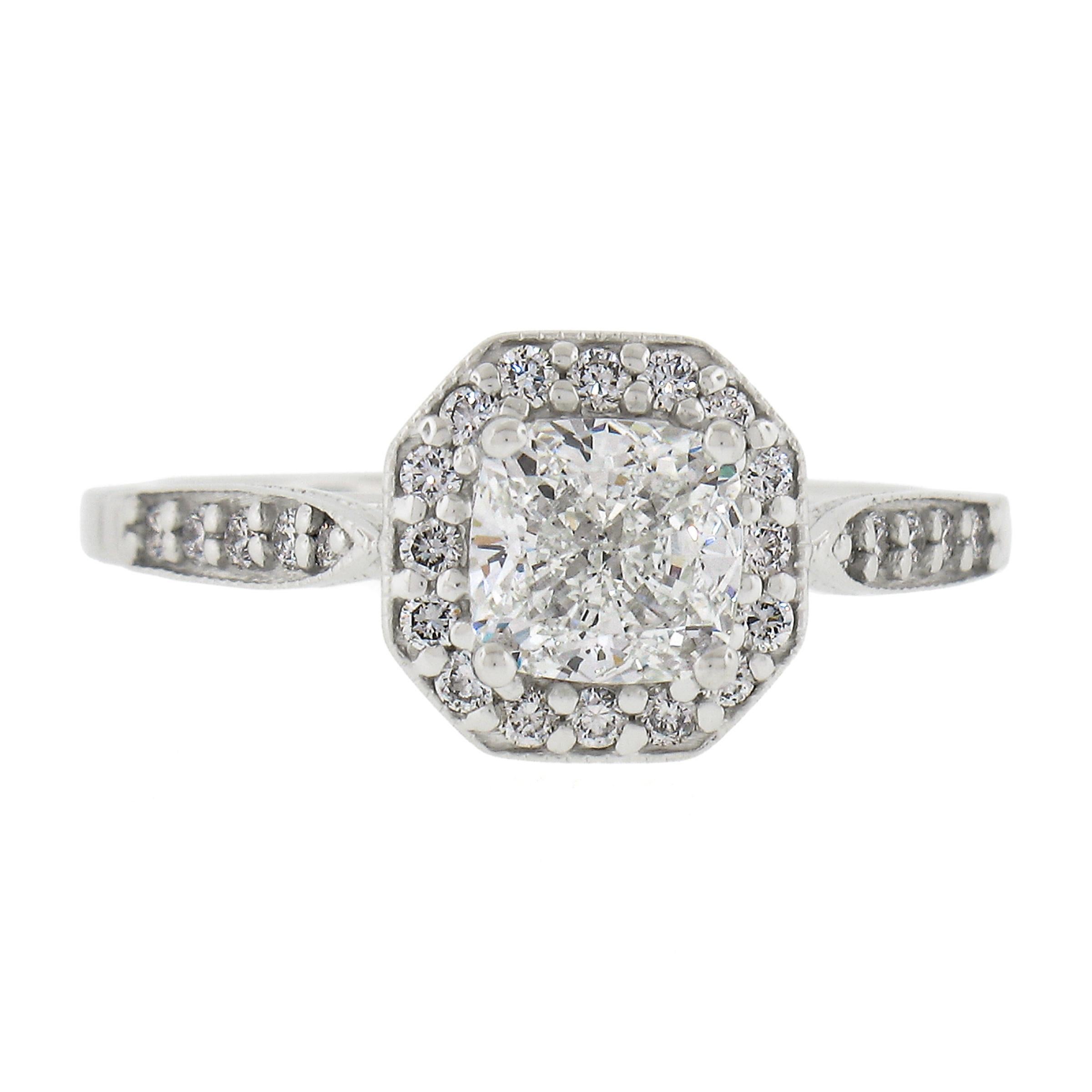 Bague de fiançailles solitaire en or blanc 18 carats avec diamant taille coussin de 1,27 carat certifié GIA et halo