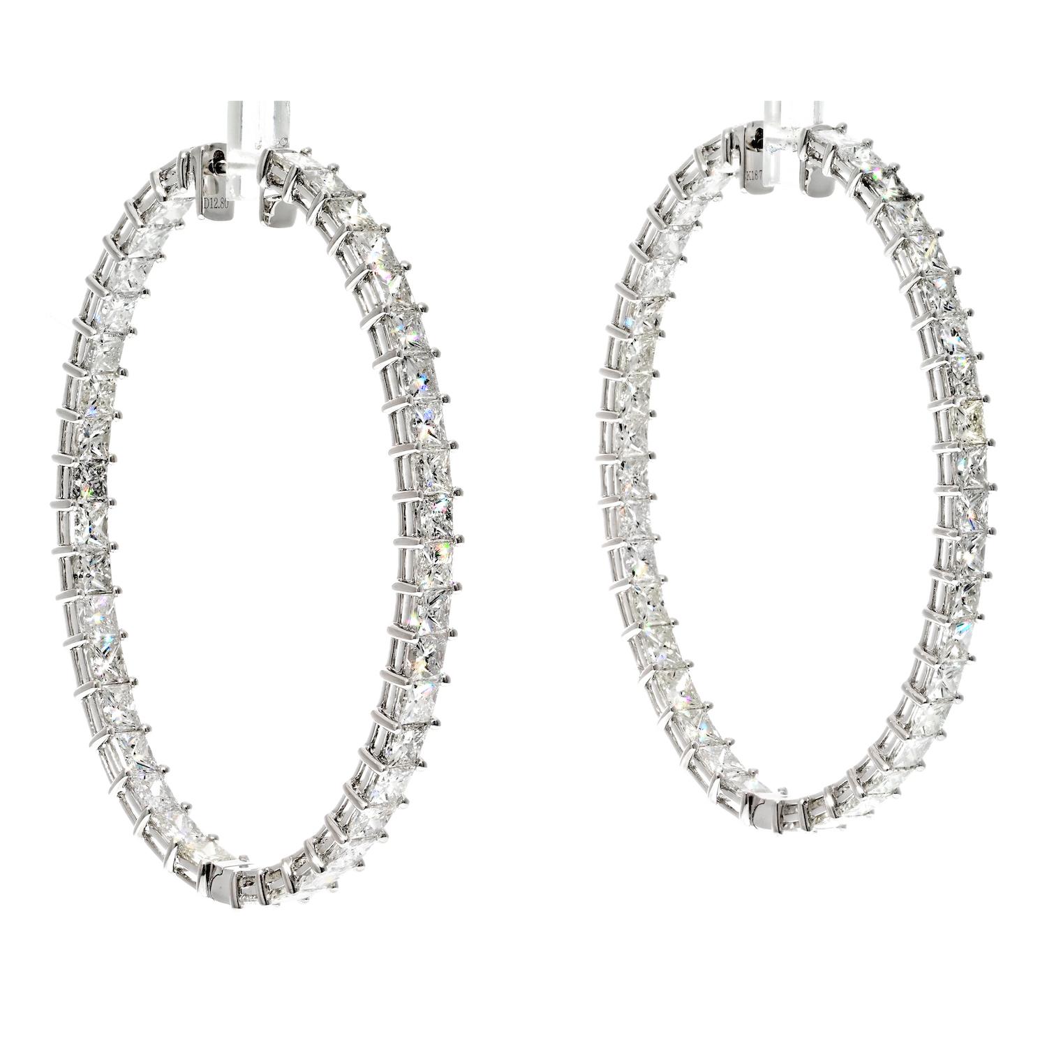 Les boucles d'oreilles en or blanc 18 carats à diamant taille princesse de 12,80cttw sont un accessoire étonnant et luxueux. Ces boucles d'oreilles de forme oblique présentent un éblouissant déploiement de diamants, montés à l'intérieur et à