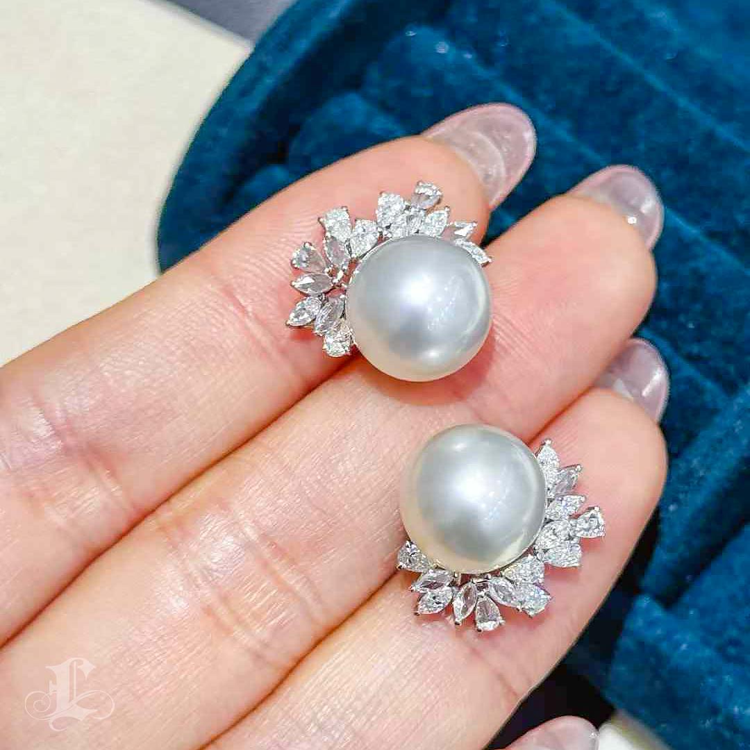 【Vine Symphony】Diamond Wreath Aurora South Sea Pearl Statement Earrings en vente 3