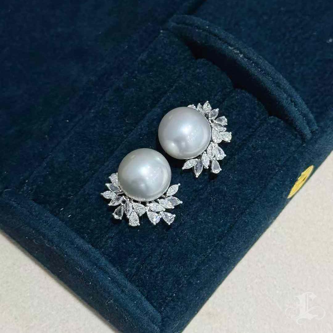 【Vine Symphony】Diamond Wreath Aurora South Sea Pearl Statement Earrings en vente 2
