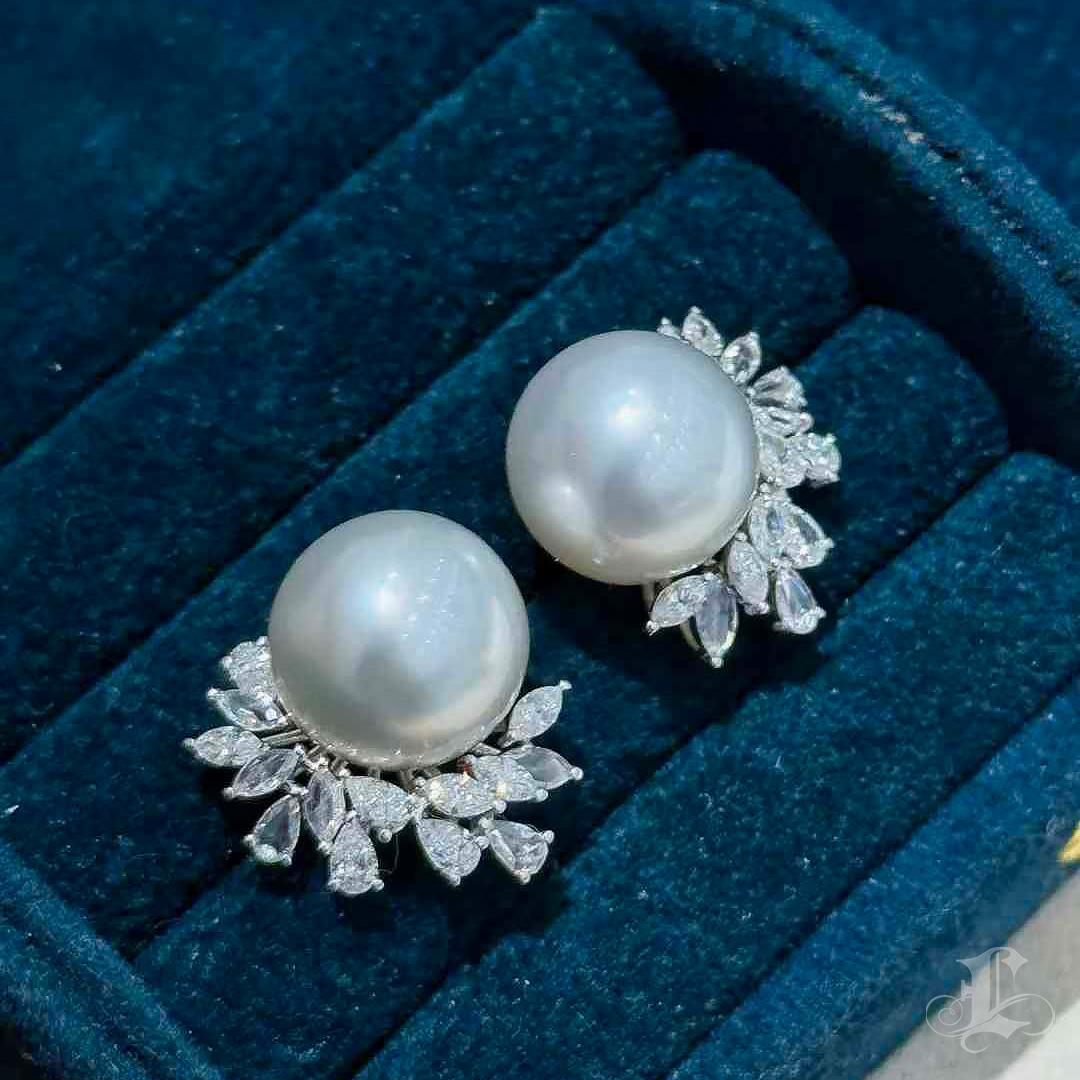 【Vine Symphony】Diamond Wreath Aurora South Sea Pearl Statement Earrings en vente 1