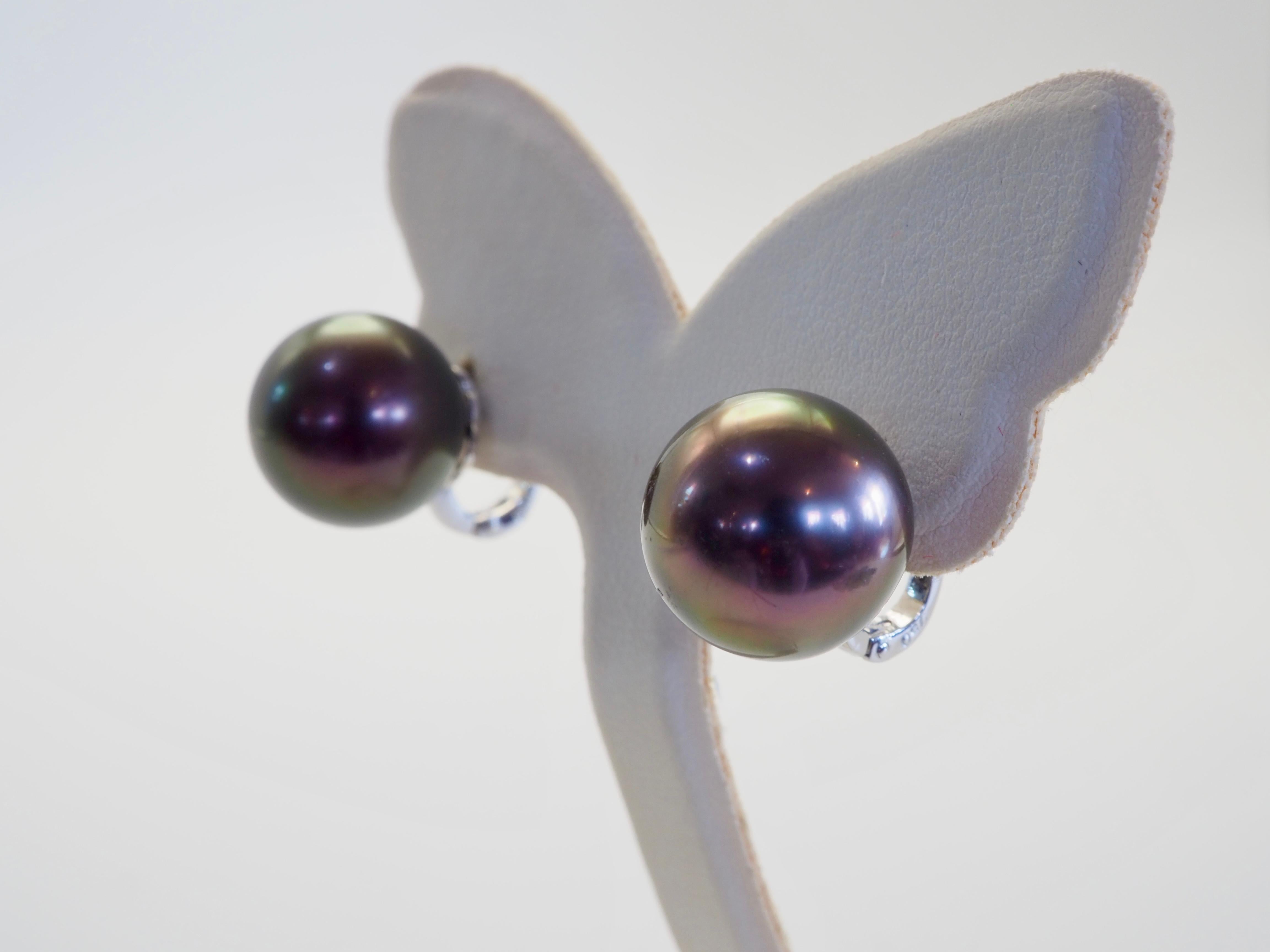 The South Sea black pearl pair has very nice luster and has only little blemishes. They are a treat for eyes with decent size at almost 13mm each. The material the piece is made with 18K white gold with floral design. Perfect people who love pearls