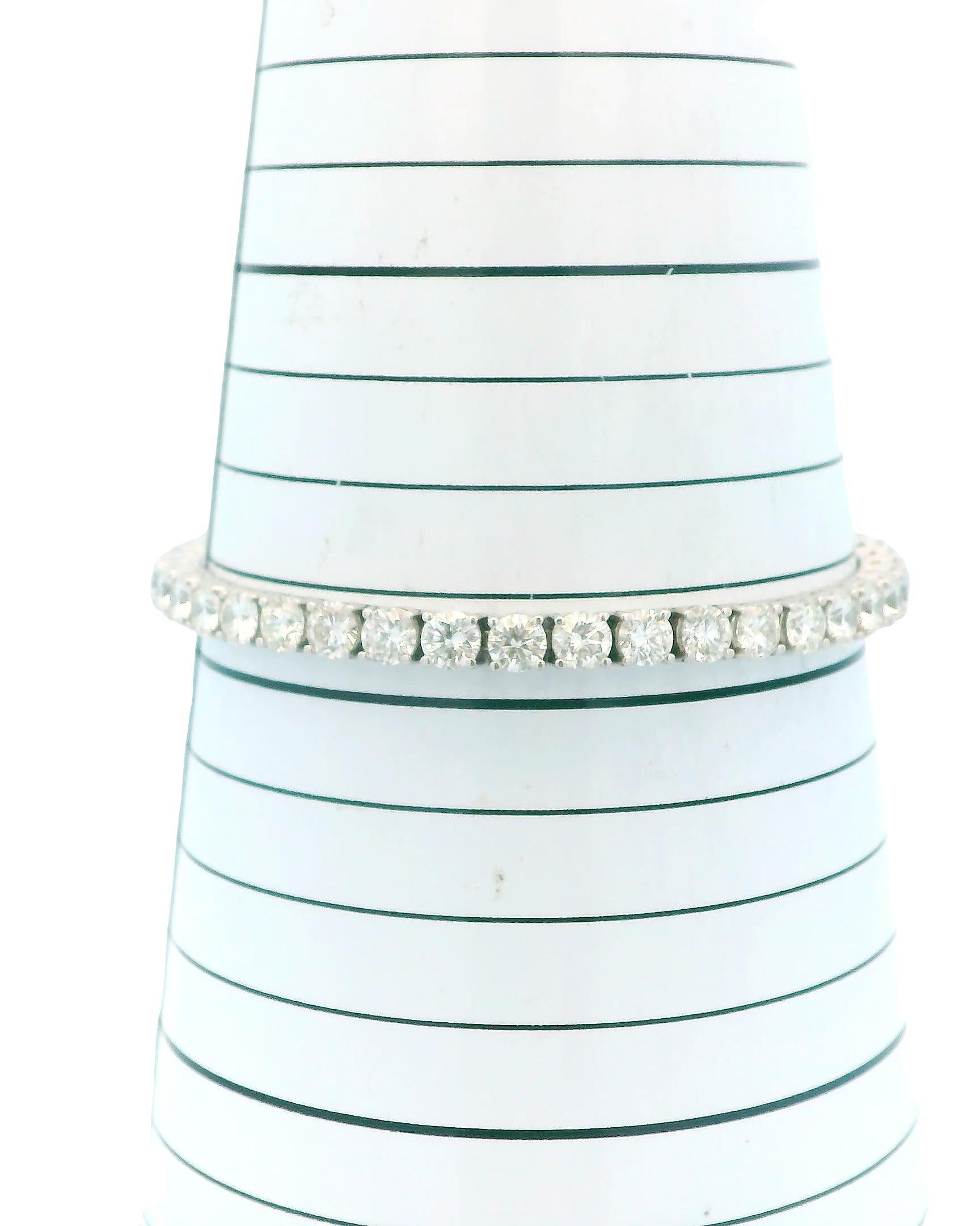 18K White Gold 12Ct Diamond Bracelet in vendita 2