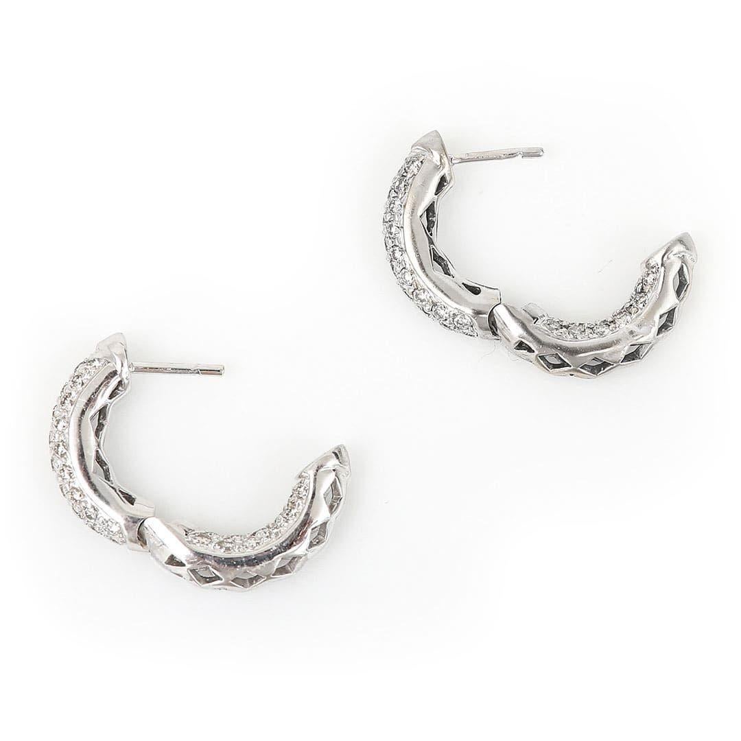 Contemporary 18k White Gold 1.30ct Diamond Huggie Hoop Earrings For Sale