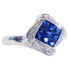 Anello in oro bianco 18 carati con zaffiro quadrato invisibile da 1,30 carati e diamante da 0,10 carati