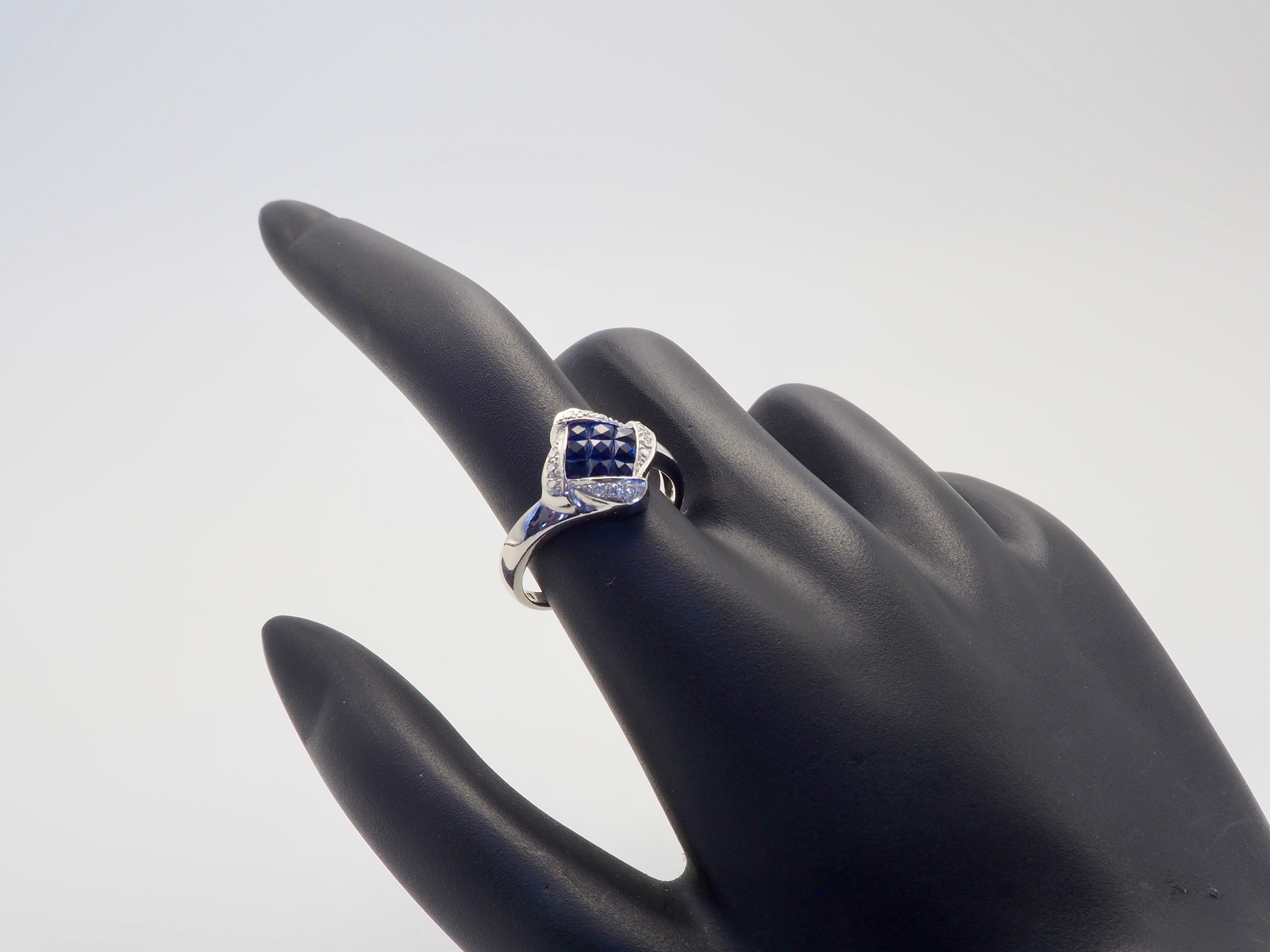 Bague en or blanc 18 carats avec saphir carré invisible de 1,30 carat et diamant de 0,10 carat Excellent état - En vente à เกาะสมุย, TH