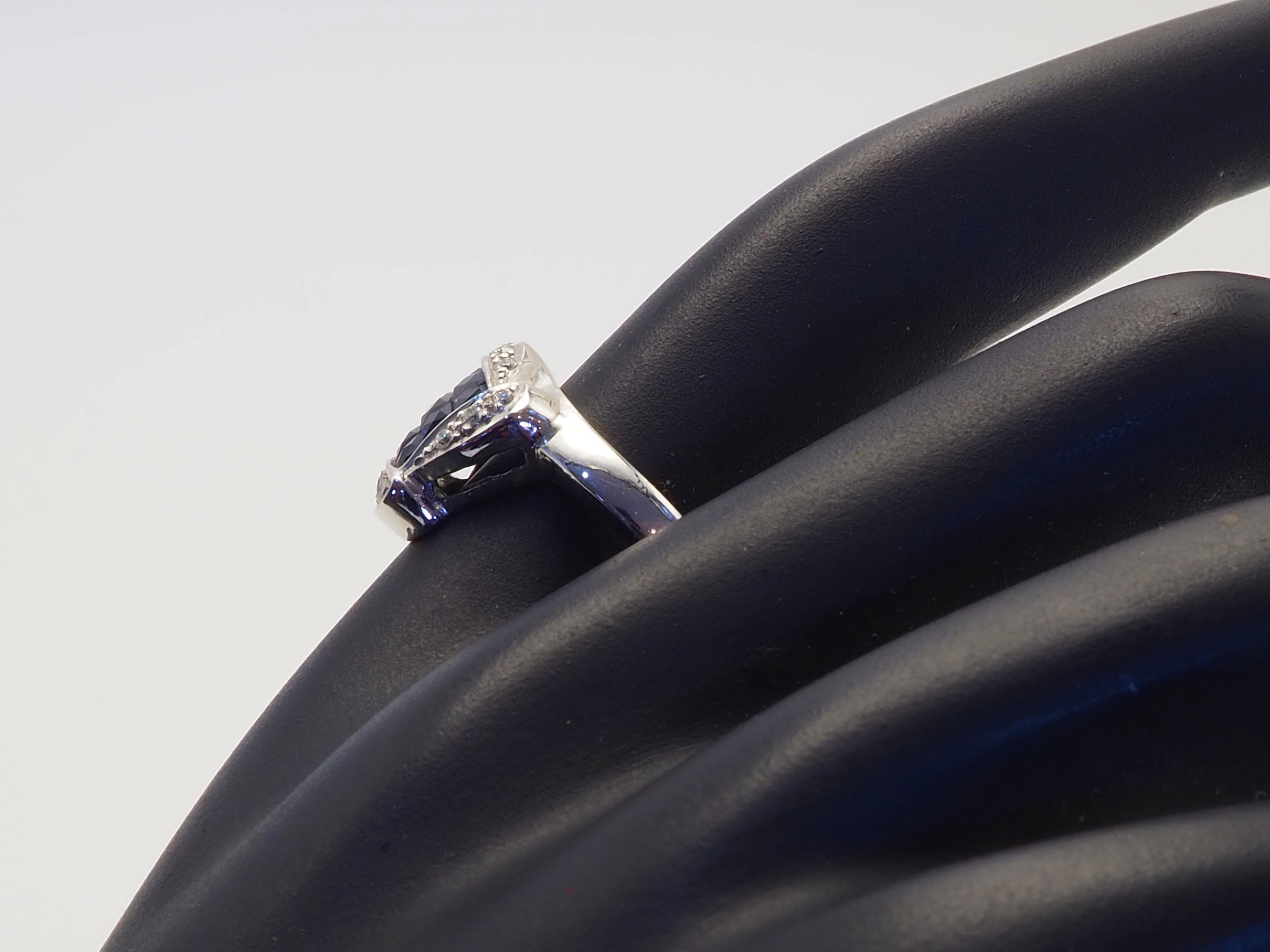 Bague en or blanc 18 carats avec saphir carré invisible de 1,30 carat et diamant de 0,10 carat Pour femmes en vente