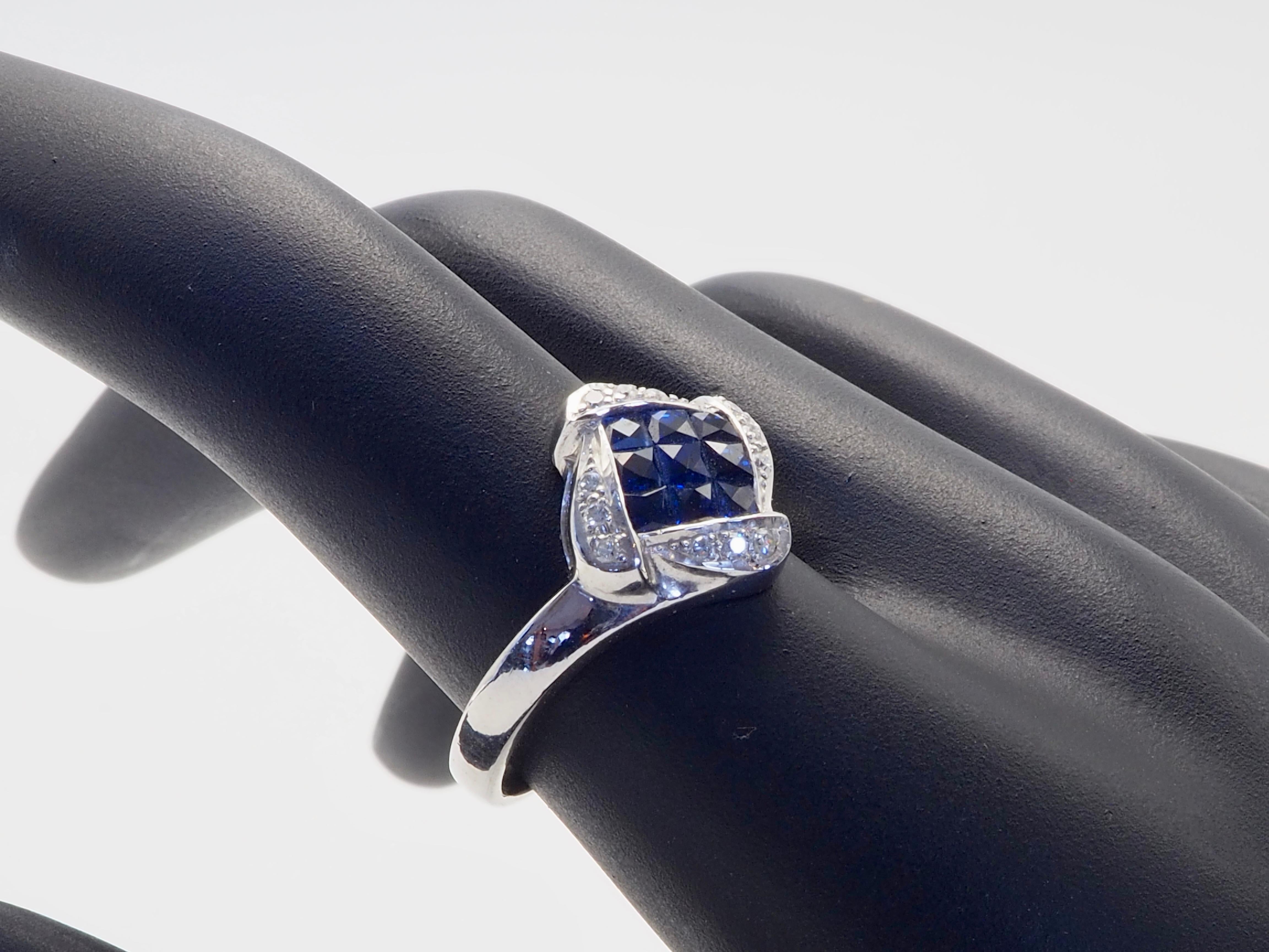 Bague en or blanc 18 carats avec saphir carré invisible de 1,30 carat et diamant de 0,10 carat en vente 1