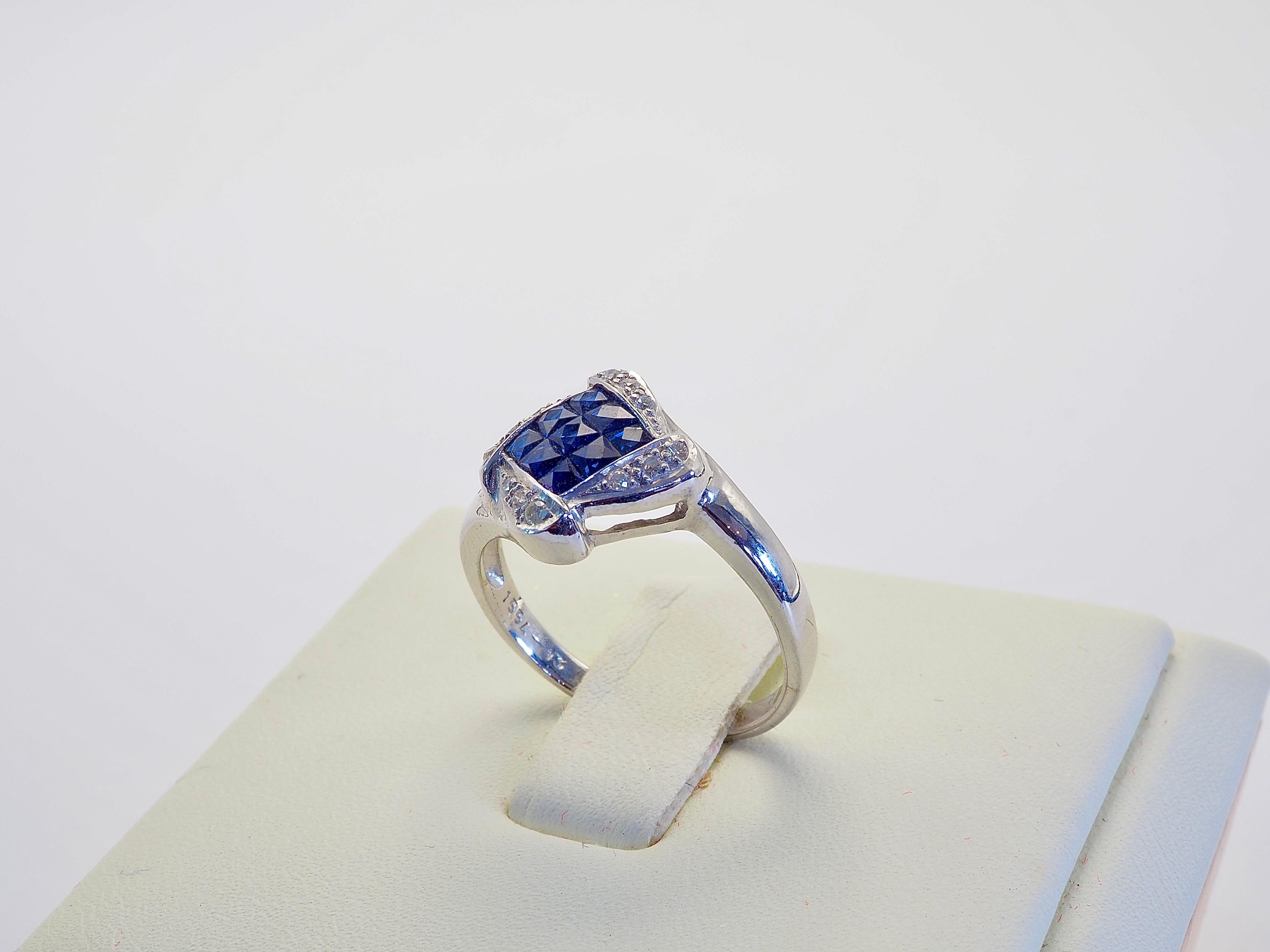 Bague en or blanc 18 carats avec saphir carré invisible de 1,30 carat et diamant de 0,10 carat en vente 2