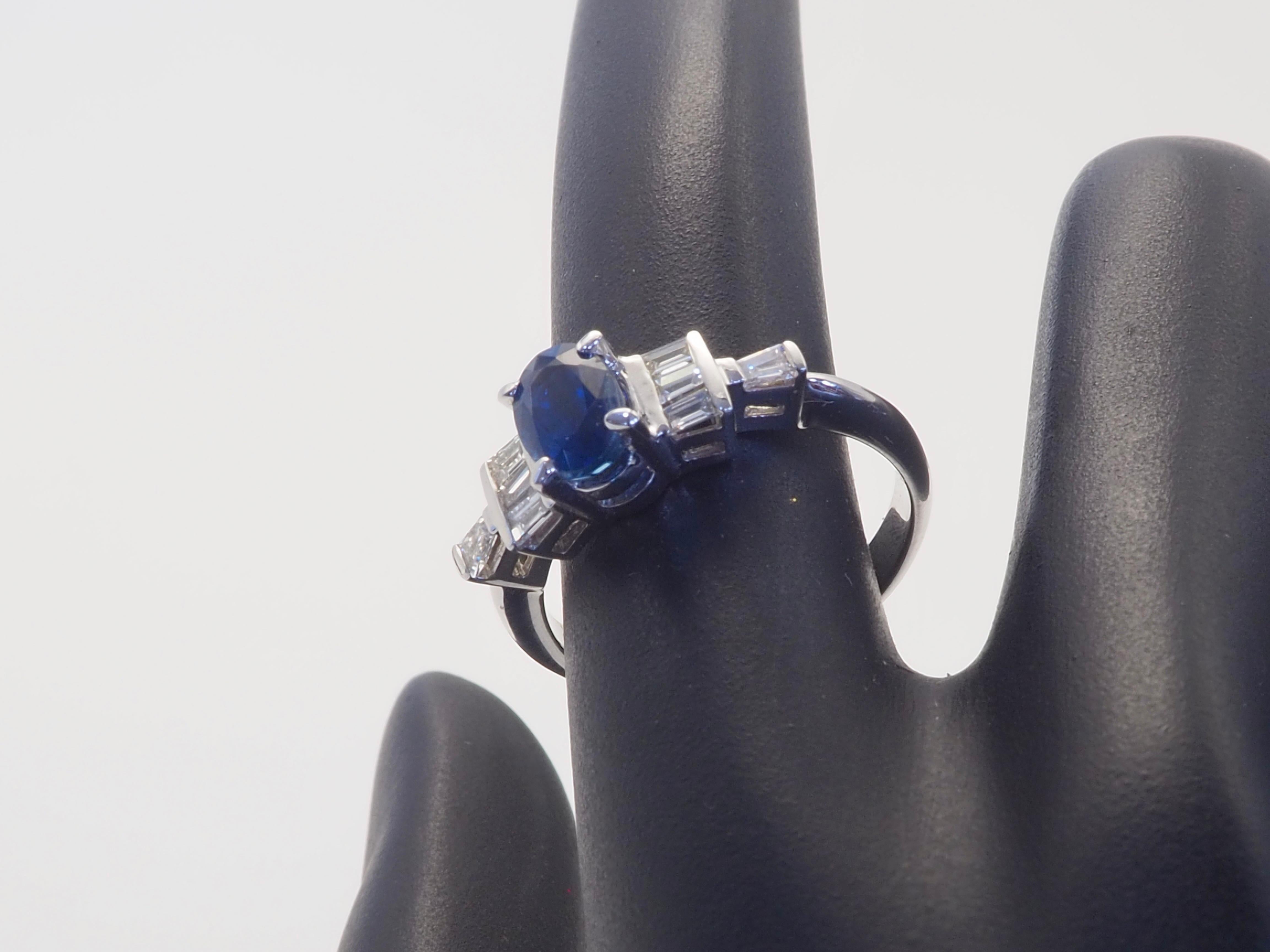 Anello in oro bianco 18 carati con zaffiro blu tailandese da 1,30 carati e diamante baguette da 0,22 carati in vendita 5