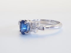 Anello in oro bianco 18 carati con zaffiro blu tailandese da 1,30 carati e diamante baguette da 0,22 carati