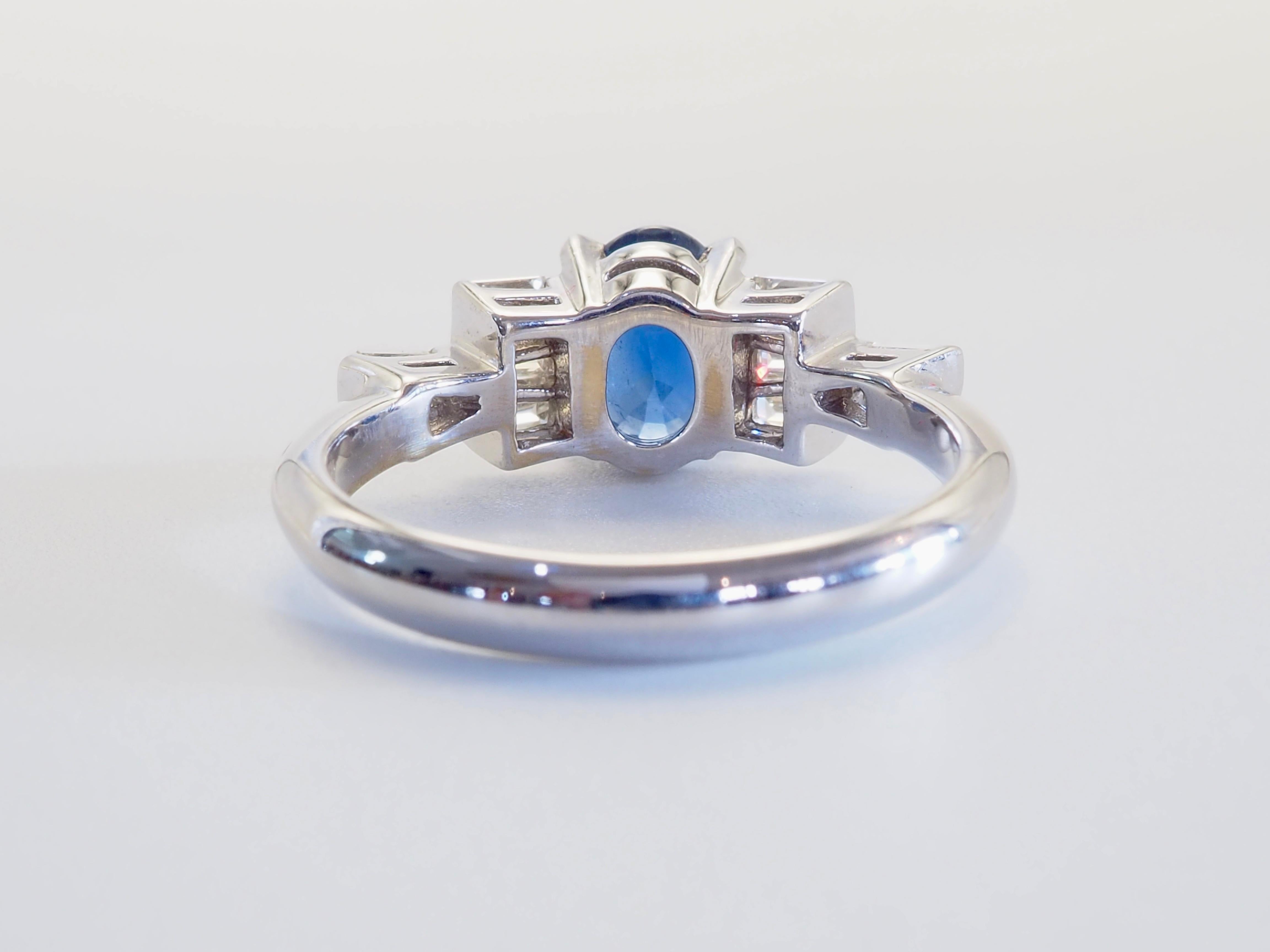 Taglio ovale Anello in oro bianco 18 carati con zaffiro blu tailandese da 1,30 carati e diamante baguette da 0,22 carati in vendita