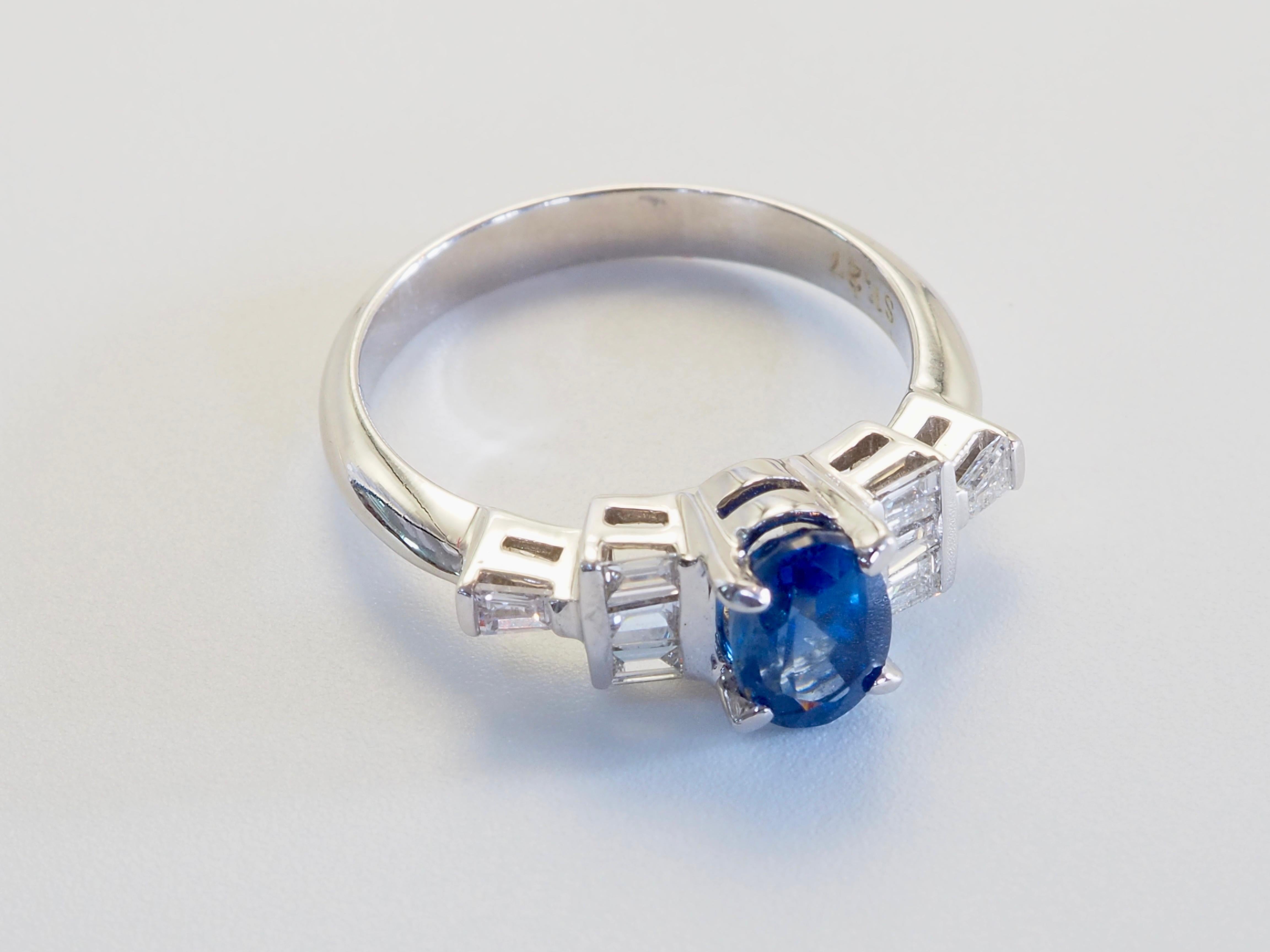 Donna Anello in oro bianco 18 carati con zaffiro blu tailandese da 1,30 carati e diamante baguette da 0,22 carati in vendita