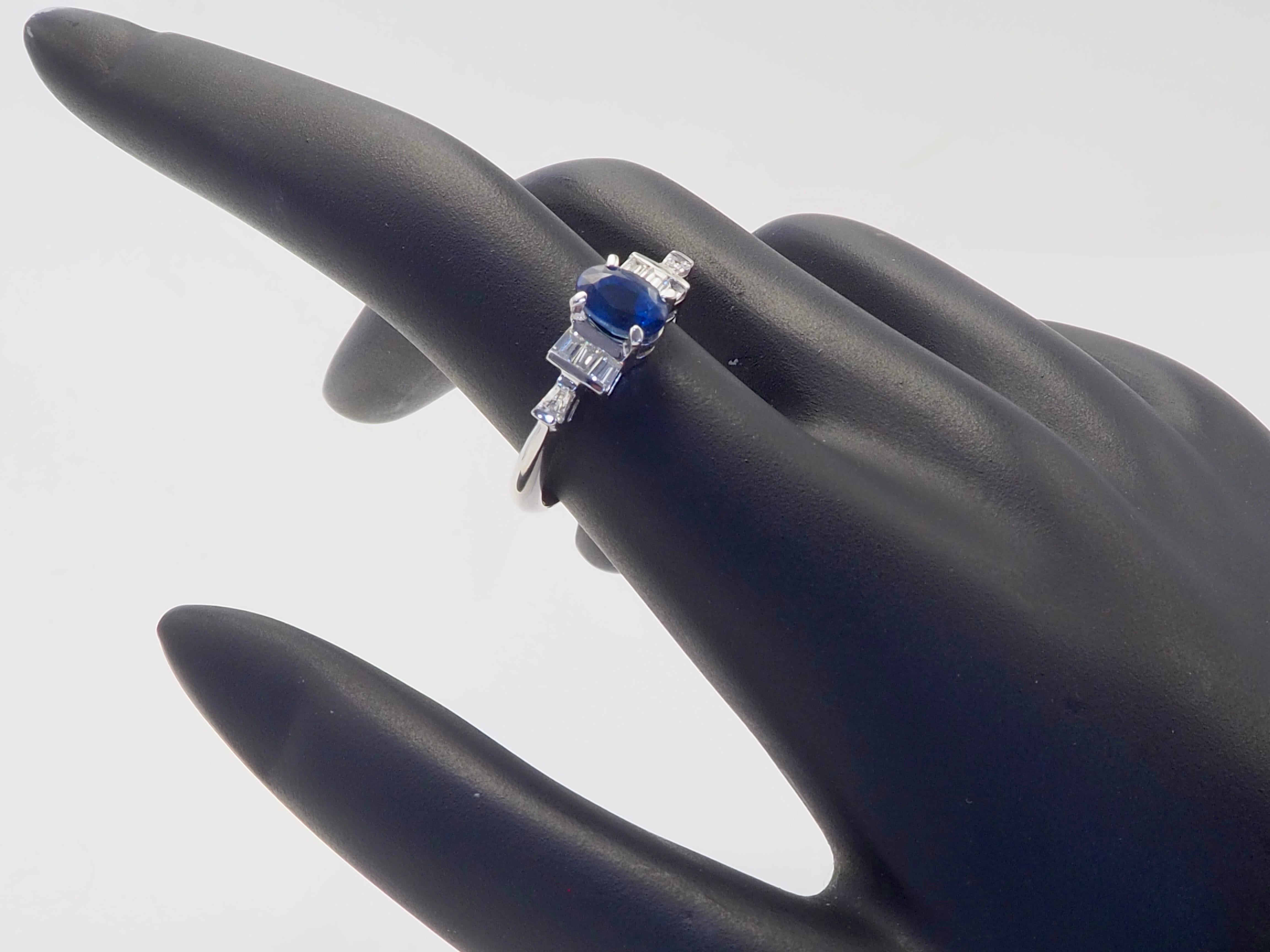 Anello in oro bianco 18 carati con zaffiro blu tailandese da 1,30 carati e diamante baguette da 0,22 carati in vendita 1