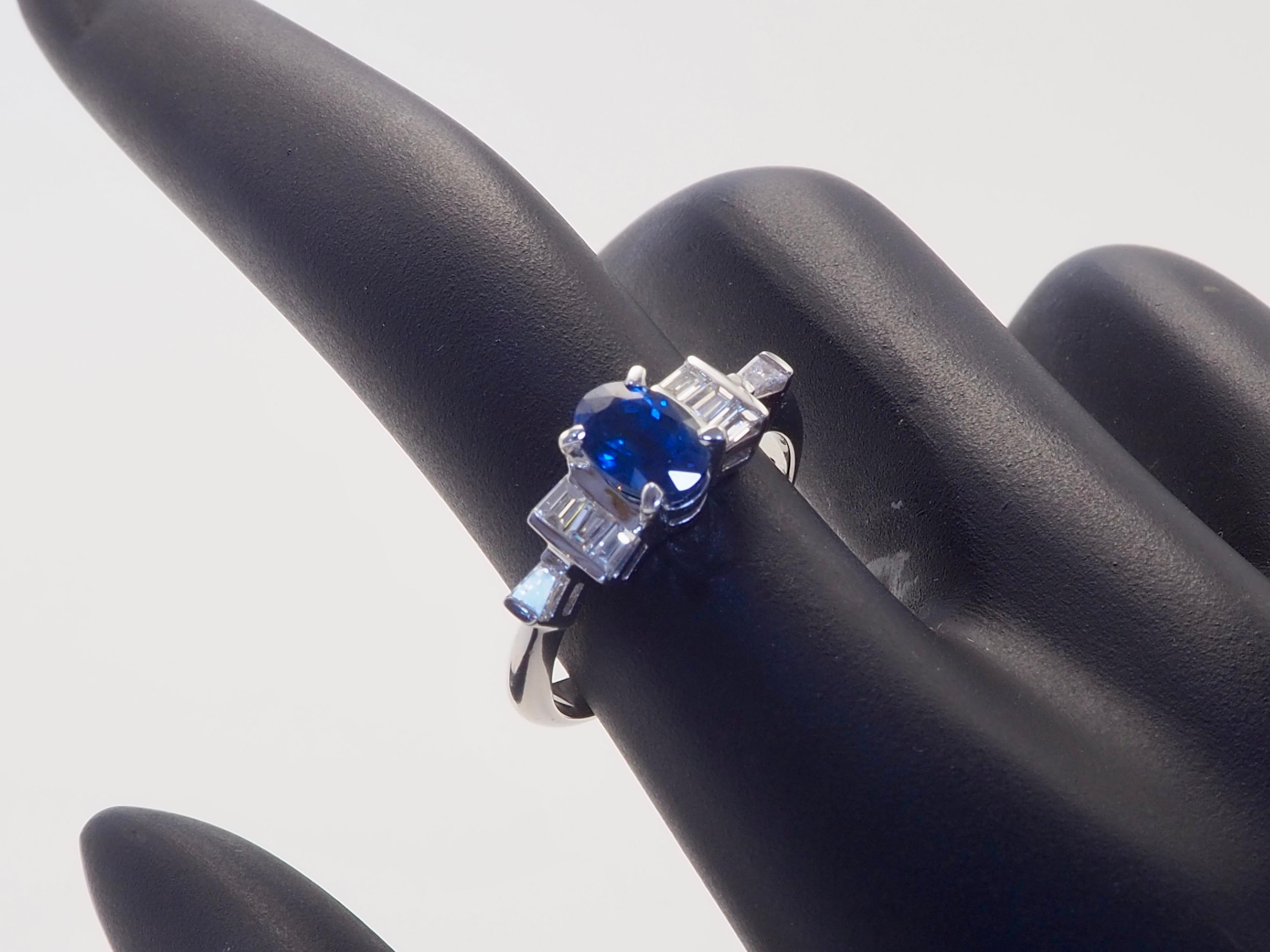 Anello in oro bianco 18 carati con zaffiro blu tailandese da 1,30 carati e diamante baguette da 0,22 carati in vendita 2