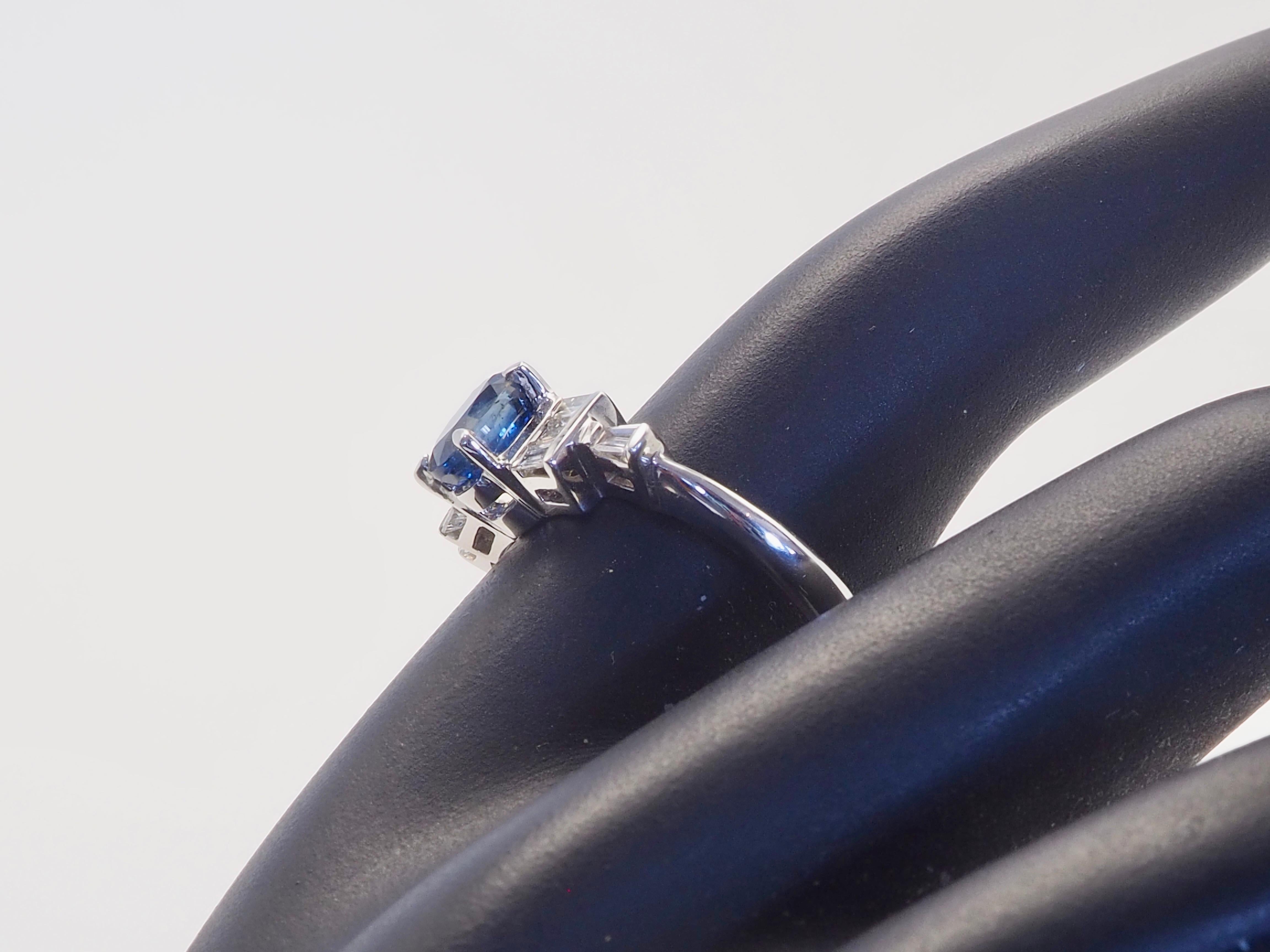 Anello in oro bianco 18 carati con zaffiro blu tailandese da 1,30 carati e diamante baguette da 0,22 carati in vendita 3