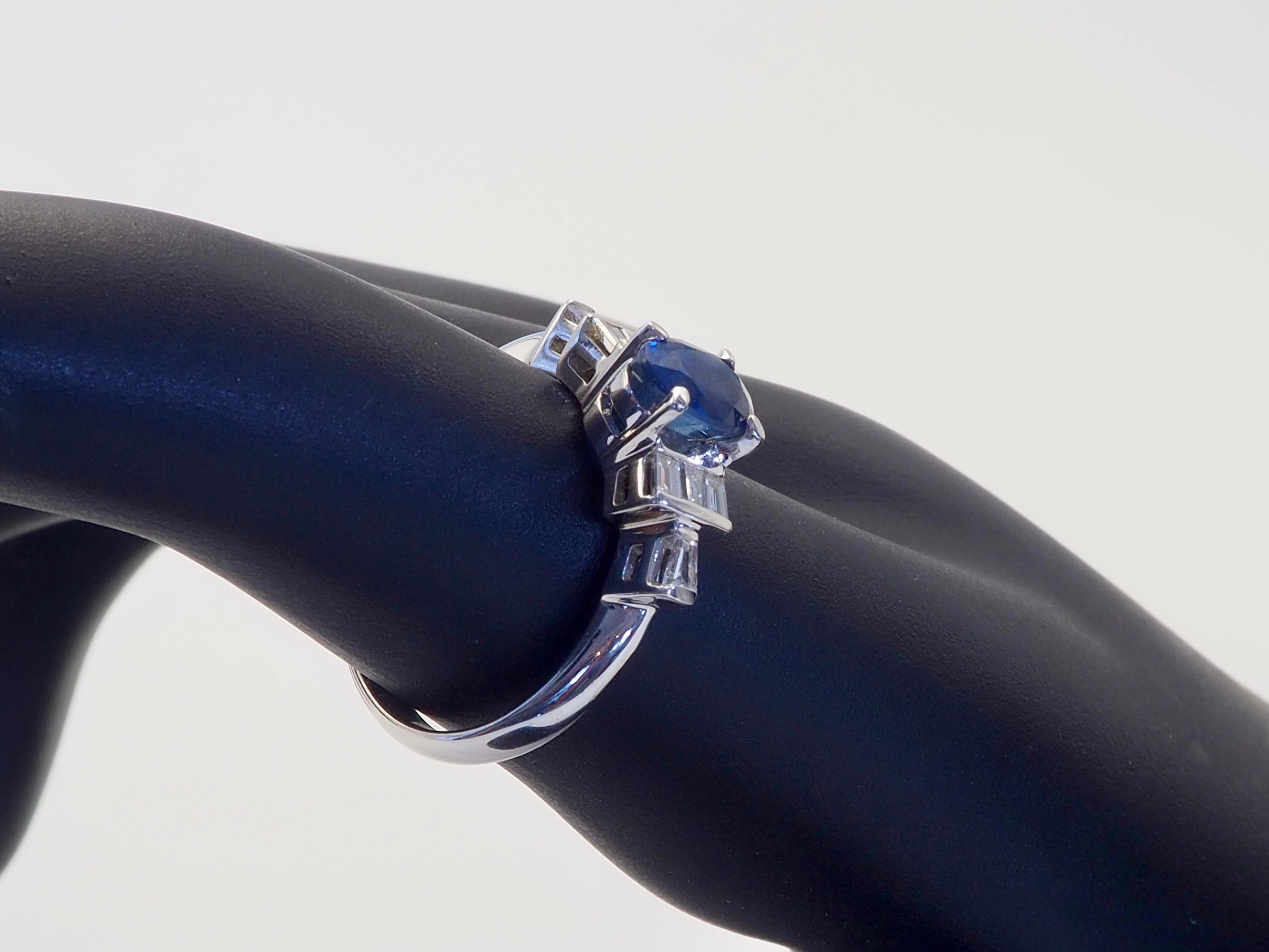 Anello in oro bianco 18 carati con zaffiro blu tailandese da 1,30 carati e diamante baguette da 0,22 carati in vendita 4