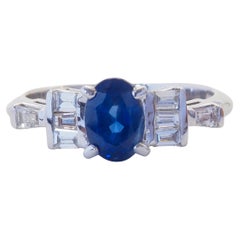 Bague fine en or blanc 18 carats 1,30 saphir bleu thaïlandais et 0,22 diamant baguette