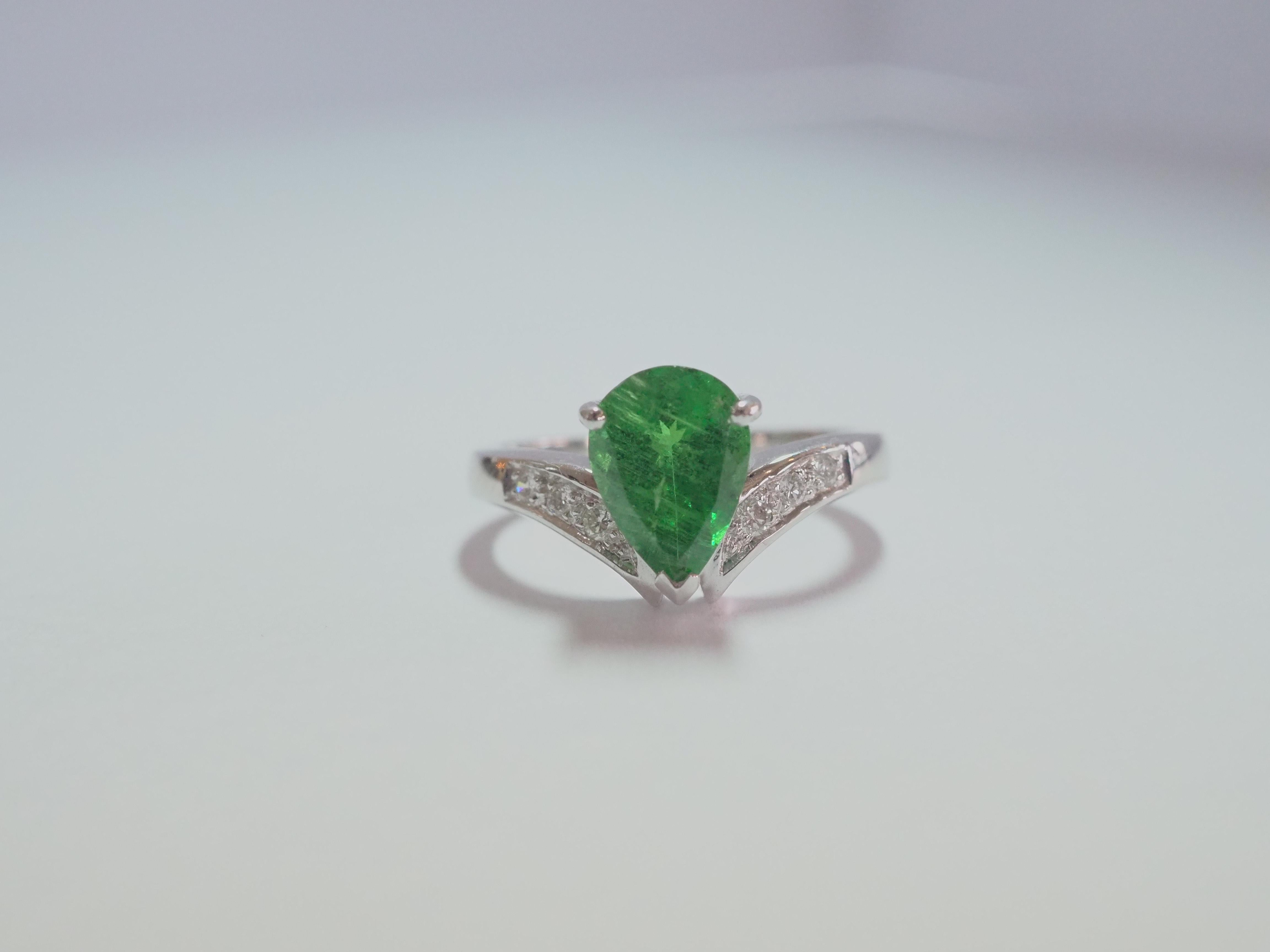 This beautiful engagement ring is perfect for all woman and also suitable for man, especially for those who loves refractive green stones will love the tsavorite. Those who loves green stones may often choose the famous emerald as their first