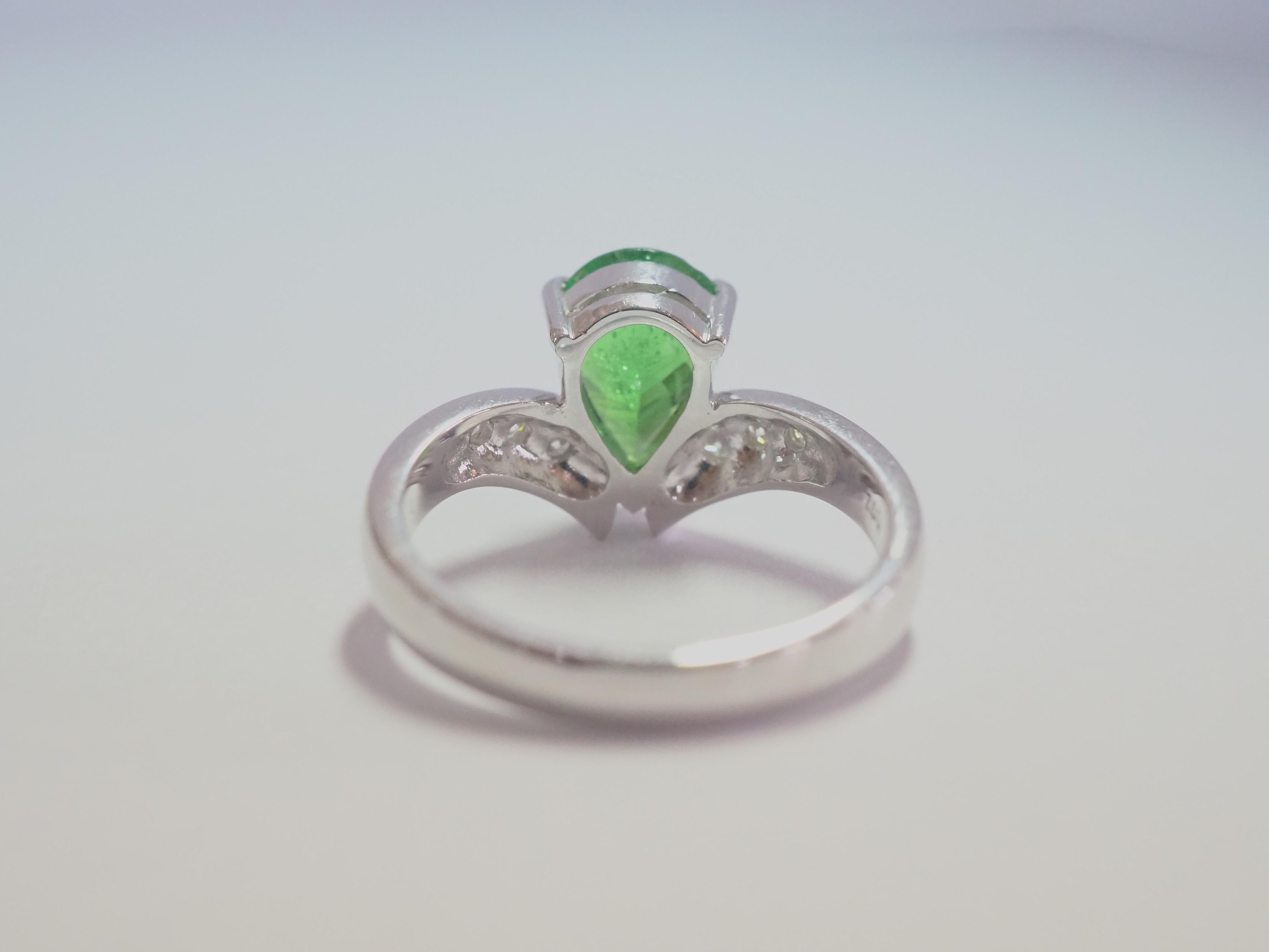18K White Gold 1.30ct Tsavorite & 0.20ct Diamond Chevron Engagement Ring In New Condition For Sale In เกาะสมุย, TH